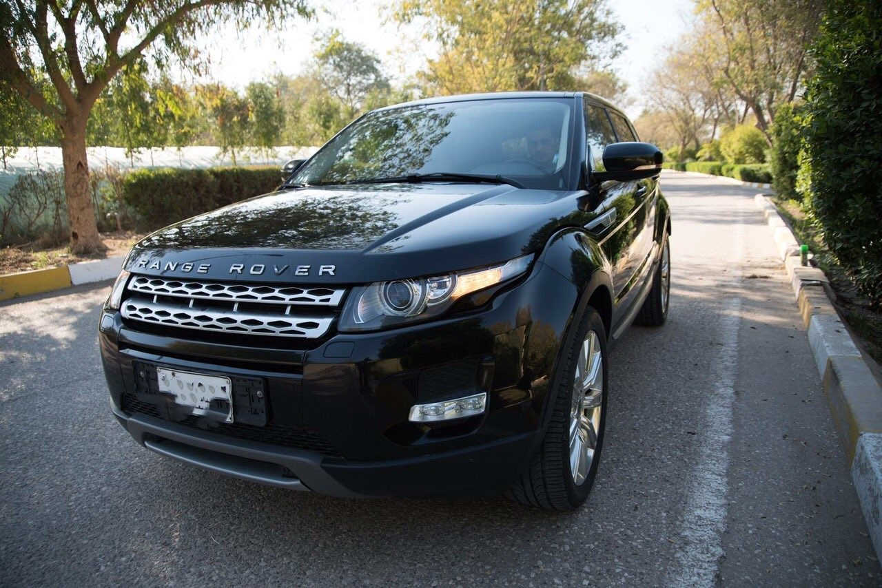 -        للبيع - رانج روفر إيفوك 2013 |
-        فخامة وقوة مع كفاءة اقتصادية!
 ✨ المواصفات المميزة:
✅ محرك 2000   Duble Turboتعمل بالديزل – قوة 281 حصان مع استهلاك وقود اقتصادي وأداء عالي!
✅ ناقل حركة 9 سرعات (ماوس) – تجربة قيادة سلسة ومتطورة
✅ أنماط قيادة متعددة – مثالية لكل الطرق والتضاريس
✅ تسارع 0-100 كم بـ 6.7 ثانية / سرعة قصوى 240 كم/ساعة
✅ سقف بانورامي + مقصورة فاخرة مغطاة بجلد غزال
✅ إضاءة داخلية قابلة للتغيير (5 ألوان)
✅ كاميرا خلفية + حساسات ركن + رادار أمامي
✅ بلوتوث + USB + شاشة معلومات ذكية
-        السيارة متوقفة عن العمل (عاطلة) والسعر يعكس ذلك!
-        الموقع: الحلة حي الصحة// واتساب ***********
-        السعر 12000 $ بسبب السفر
