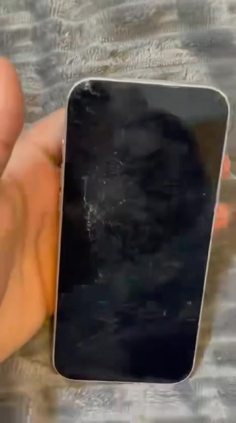 سلام عليكم عندي هذا ال ١٧ برو ماكس لون سلڤر الجهاز أخذته قبل شهرين وقبل كم يوم وكع من عندي عل شاشه وانكسرت وامانت الله لا مأثره عل لمس ولا يحمه ولا تأثير عل شاصي او باقي تلفون شريحه الكترونيه بطاريه ١٠٠ ذاكره ٢٥٦ سعر الجهاز مليون وربع وبي مجال مكاني بغداد المحموديه متواجد ماسنجر واتساب ***********
