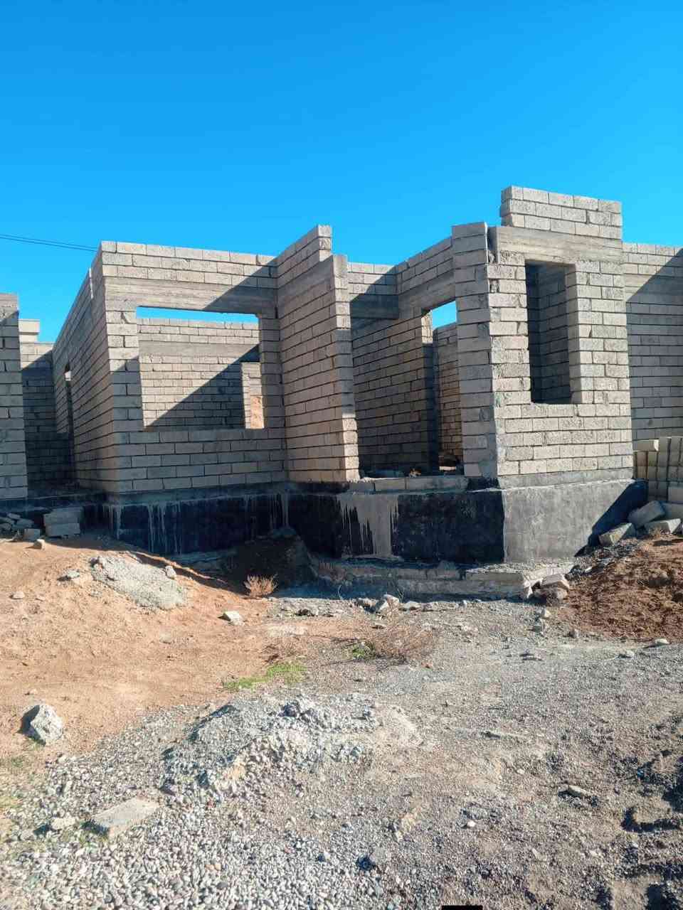 هيكل بيت للبيع
مساحة الأرض: 950 مترا
مساحة البناء: 200 مترا

التفاصيل:
 • 2 غرفة نوم
 • صحيات داخلية وخارجية 
 • هول واسع مع رابعة واسة
 • مطبخ حار + بارد
 • مخازن خارجية
 • أساس حديد قوي (واحد ونص طن)
 • رباط كامل للبيت نص طن حديد
 • 400 بلوك متواجدة داخل البيت
 • ماء واصل
 • كهرباء واصل

الموقع:
خلف مقر أم هنادي – الجميلي
يبعد عن التبليط 150 متر فقط

السعر: 33 مليون دينار
💬 قابل للتفاوض 
***********
***********
