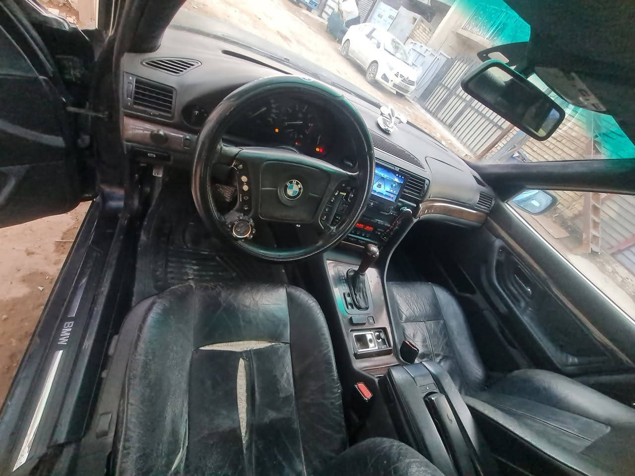 َسلام عليكم 
بي ام دبليو 740  
موديل 98
 8سنلدر 
مكينة وكيرخير من الله شعلة ومعدل 
كهربائيات شغالات
عليها صدر خلفي أمامي جديد 
نضافة الكشر 75%
اشاير . عالي ناصي كلة شغال 
تتايرات جدد
دهن اول بأول 
سيارة كلش حلوة تجي وشوف بعينك 
ولشراي يشلع عيوني السعر 53وبيها مجال 
مكاني بغداد قرب علوة الرشيد ***********
متواجد بكل وقت ملاحضة السيارة مشروع وطني
