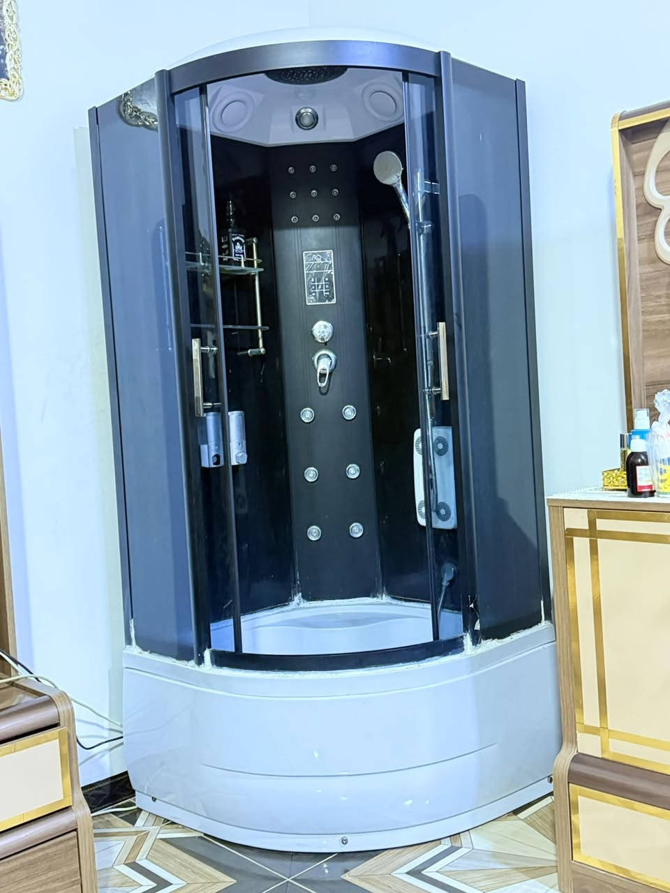 ميزان 10
ميز طعام اطفال 10
حمام جاكوزي داخلي 5 طكات دوش سكف
دوش موبايل  دوش ضهر
زراكات ساونة وحوض 
ديجي بلوتوث انارة. مفرغة شغال ب300
***********
