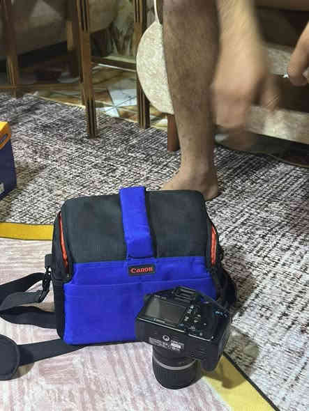 الكاميرا كانون Canon EOS، ومع عدسة Canon Zoom Lens EF-S 18-55mm f/3.5-5.6 II. العنوان البصرة بيع مستعجل كلش كلش وبسعر مناسب ***********
