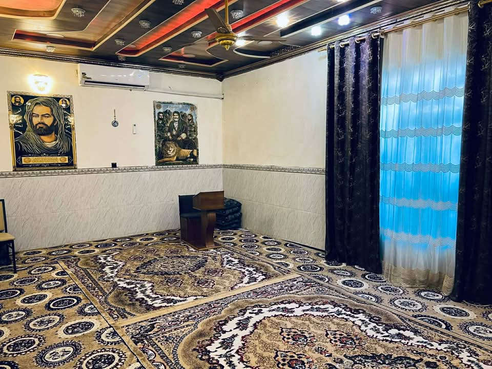 بيت للبيع البراكيه شارع المطار القديم قرب صيدليه الصفا المساحه 200 متر طابقين 5 غرف نوم صالات عدد 2 استقبال طارمه حمامات 3 مطبخ حار وبارد سند 25 واقرار محكمه 
السعر 110وبي مجال ‭0781 467 0036‬
