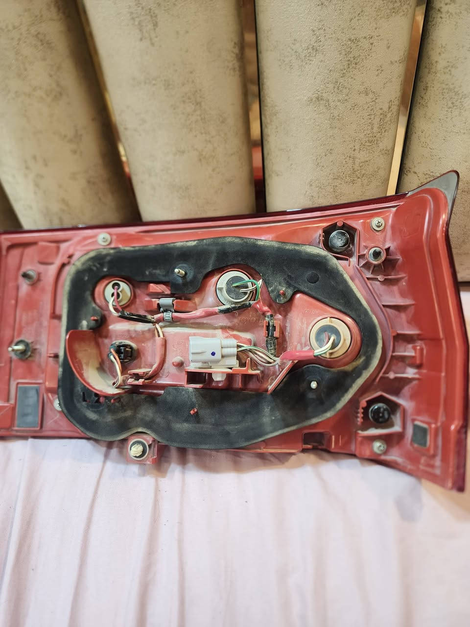 سلام عليكم 
بك لايت كوستر الايسر بلادي مال السياره بس صار بي  فطر  وبدلته 
جوه صغير  لاصقها بتيب شفاف 
قيم واخذ للاستفسار ***********
