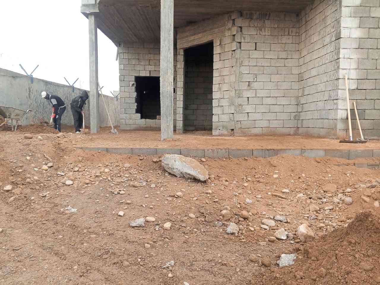 السلام عليكم
يوجد عمال كادر كامل 
1_تصفير البيت من الانقاض وتطلع خارج البيت 
2_تنزيل البيت اذا كانت الارضيه غير معتدله 
3_فرش حجر وحدل الارضيه بعد ما ترش بالماء +توجد خباطة صب سقل ولاش وتصفيط اساس وتسليح ***********/***********
