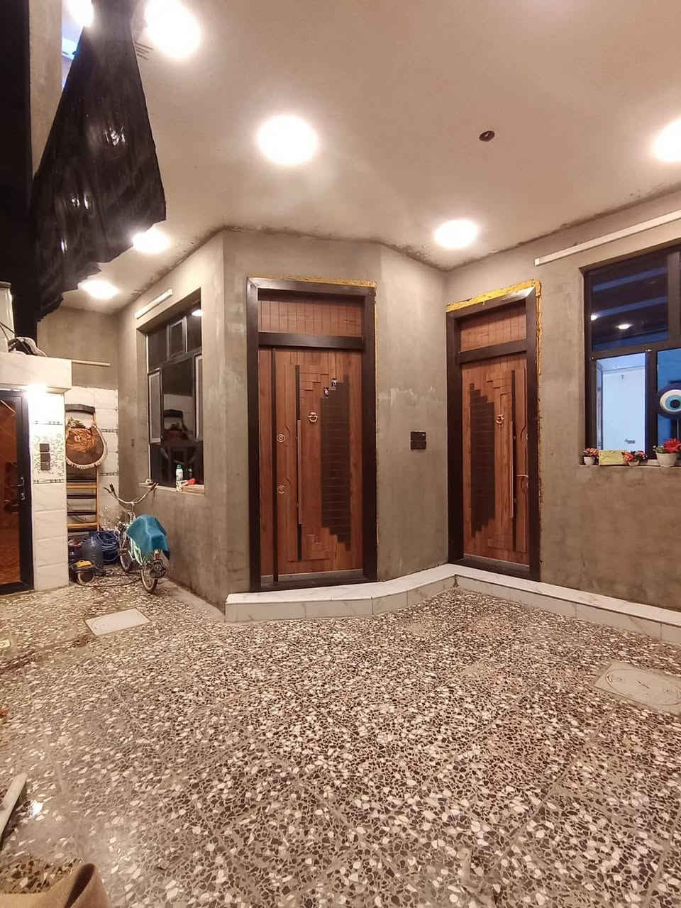 سلام عليكم
بيت للبيع مساحة 150متر واجهة 7.5 ونزال 20 طابقين بناء حديث  
طابق الاول=استقبال+مطبخ حار+مطبخ بارد+ غرفة نوم+صحيات عدد2 +صالة
الطابق الثاني= ثلاث غرف نوم+صالة جبيرة تصلح تصير غرفة+ صحيات عدد 2 
طابق ثالث بيتونة+سطحين 
العنوان الدورة الثامة خلف مقر الحشد 
رقم ***********
