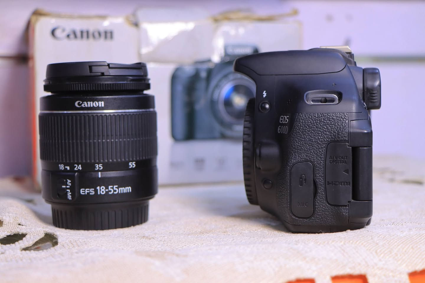 📷 كاميرا Canon 600D للبيع 
كاميرا Canon 600D 
الكاميرا مناسبة للتصوير مبتدئين والفيديو وبجودة عالية، مثالية فوتوغرافي وصناع المحتوى.

المواصفات والمرفقات:
- الكاميرا: Canon EOS 600D  
- العدسة الأصلية  
- البطارية الأصلية  
- الشاحن  
- كابل التوصيل  
- الكرتونة 
- كل حاجتها الأصلية موجودة

المميزات:
- تصوير بدقة 18 ميجا بيكسل  
- تصوير الفيديو بدقه Full HD
  وشاشه متحركه

📌 الكاميرا نظيفة جدًا وكانها جديدة .  
📌 مناسبة للتصوير الشخصي، اليوتيوب، وصناعة المحتوى.
ارقم التواصل 01116147021


**إذا كنت صاحب هذا الإعلان وتريد حذفه لأي سبب، رجاءا أرسل رسالة إلى الدعم الفني**