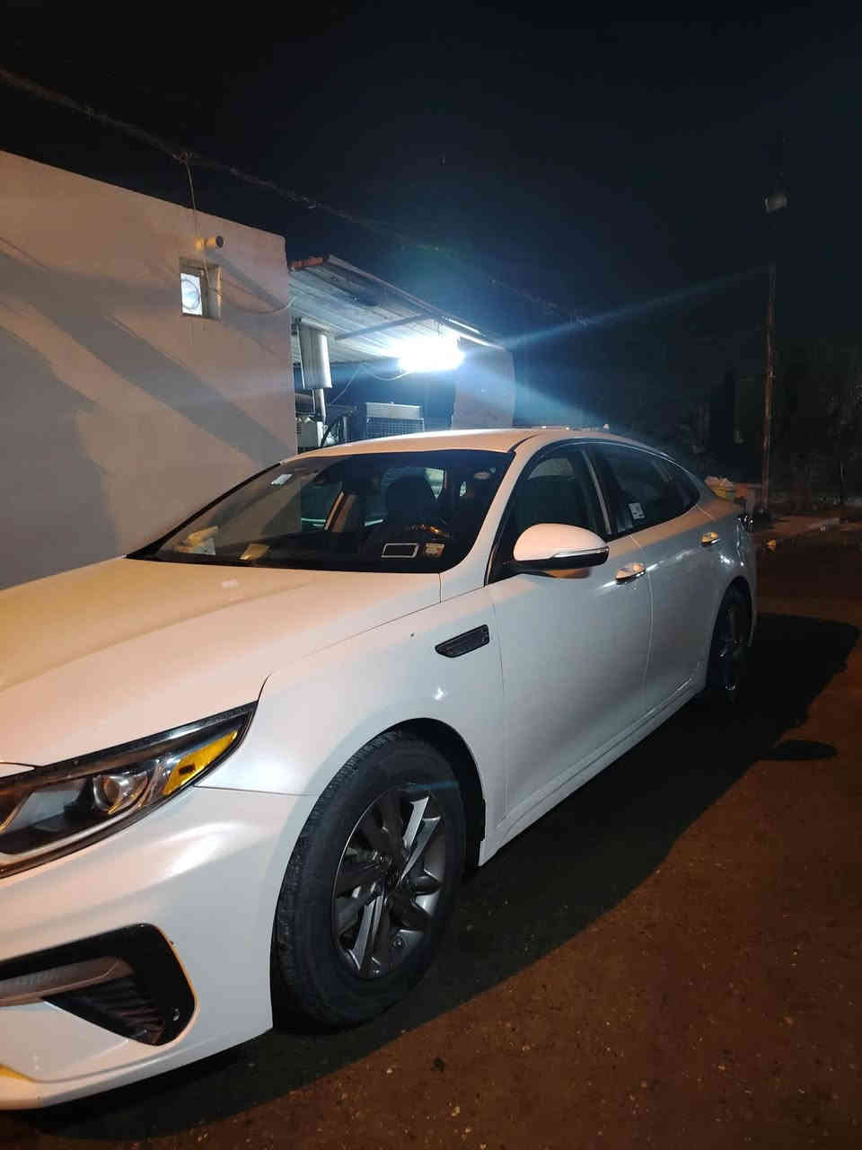 السلام عليكم اوبتما 20 امريكي ضرره موضح بالصوره وهنا صار بيه بارد بجاملغ الامامي جهة  سايق الاستفسار اتصل *********** بسمي تحويل ثاني يوم رايده 157 وبيه مجال
