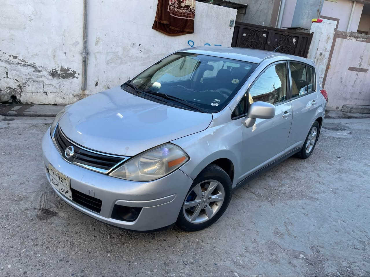 نیسان ڤێرسای شکل تیدا
***********
مۆدێل 2012
تۆماتیک+جام کارەبایی+تەبرید+گێر+مەکینە بەناوکردن+بەشەرتە
سەیارەکە چوار تایەو ویلە جوانی لەژێرە
سبوخ ٣ پارجەی هەیە دەرگای لای سەکن کەمەکی گرتیە بەلەم زۆرنیە بئ ئێرباگ پشت و پێشت کەپس 
سەیارەکە تازە پێشی توند کراوە+رۆنە گێر و مەکینەی تازە گۆردراوە تەنانەت کێسی گێریشی پاکراوە
سەیارەکە ١٥ وەرەقە خرامەی لەسەرە وەری دەگریتەوە 
سحریشی ٨٥و مەجال 
*********** أربيل, العراق
