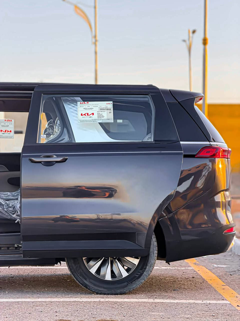 السلام عليكم من رخصت الادمن المحترم..
صلوا على الحبيب محمد 😍..
KIA CARNIVAL ((2022))
للبيع او المراوس كيااا كرنفال موديل 2022 وارد أمريكي حادث  جاملغ خلفي وقبق جنطة وبلعراق صار بيها قطعتين بلااااا أيرباااااك والباقي كفالة السيارة كل نقص مابيهاا عليها أدامة كاااملة 
مواصفات..
محرك 6 سلندر.
7 راكب+كراسي قابله للانفصال.
سايد بريك دكمة.
منافذ شحن بكل مكان TPC وUSB.
3 قطع تبريد+تحكم تبريد ب Application خاص
كاميرا دوار خلفية+أمامية+سطحية+جانبية بتقنيه 360 درجة.
نضام سكيورتي كامل.
نضام UVO.
نضام مانع تصادم+مانع أنزلاق.
نضام ECO مدمج ب 3 أنضمة قيادة.
نضام توقف الذاتي+PARKING.
شاشة مدعومة من شركة MICROCOFT من نوع OLED.
تطبيقات و GBS ونضام APPLY CAR PLAY.
شاشة صغيرة ((شاشة إعطال ومعلومات القيادة)).
السيارة جاهزة من كل النواحي وبل اضافة عليها طبقة حماية ((نانو سيراميك)) مع الضمان  رقم بغداد دولي تحويل مباشر هزة جديدة سنوية لغاية ((2028))……
السعررررر((197)) وبيهاااااا مجااااال…
للأستفسار:***********
