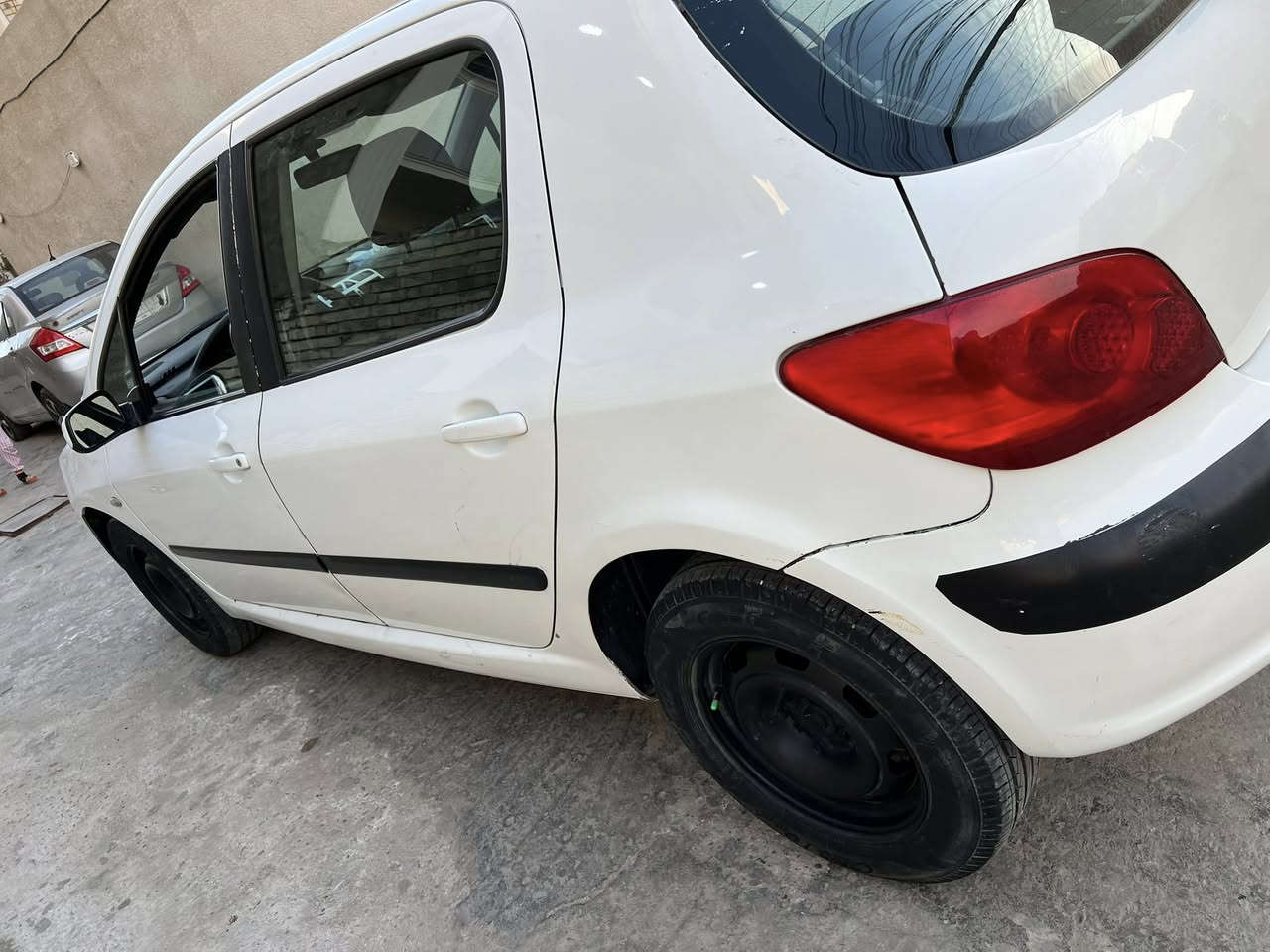 بيجو 2006 فرنسي كير اوتماتيك 
رقم دولي جديد تحويل مباشر
بيها صبغ جاملغ خلفي وصندوك 

المكان بغداد

السعر. 52 

0770421866-***********
