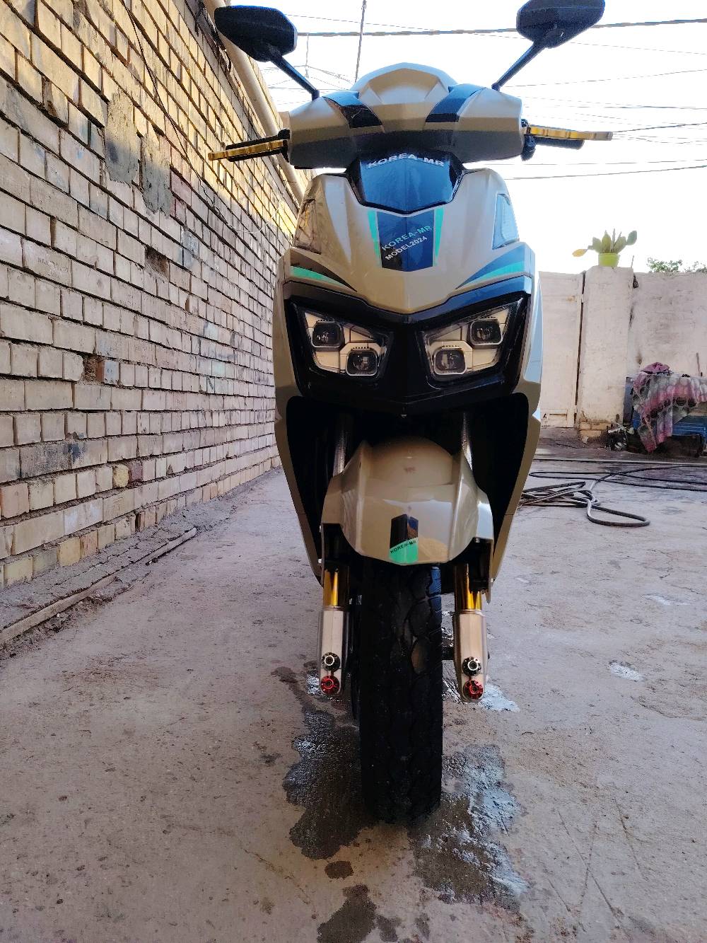 سلام عليكم للبيع دراجه شحن ٦بطاريات دراجه موديل (24)جديده كهربائيات كله شغاله بيه (بك) واربع نمر سويجات ٢ بصمه شاشه ٢ تشغيل عل شاشه دبل اشاره لايت زنون هواي بيه امور دراجه مامفتوح بيه برغي لوك مكانه حله مهندسين... 