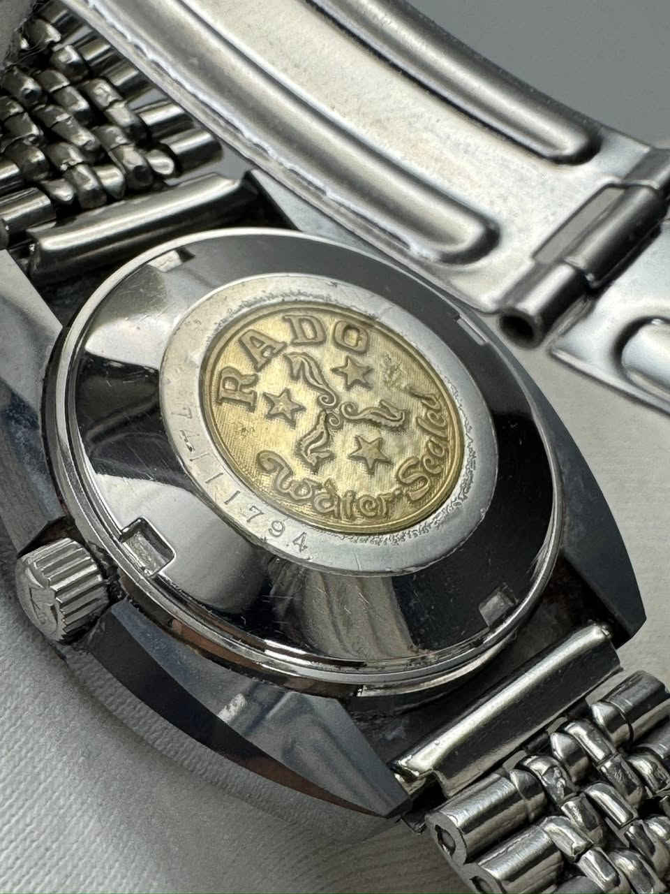 RADO Diastar 1970
جديدة لوك شمع غير مستخدمة (بدون مرفقات) بنسبة نظافة ممتازة
السير بلادي كامل
- القطر 36*40
- زجاج مضلع
- الماكنة أوتوماتيك
- مينا نادرة مميزة
للإستفسار مراسلة الصفحة ، يوجد توصيل الى جميع محافظات العراق
(نتعامل بالساعات الأصلية فقط)


**إذا كنت صاحب هذا الإعلان وتريد حذفه لأي سبب، رجاءا أرسل رسالة إلى الدعم الفني**
