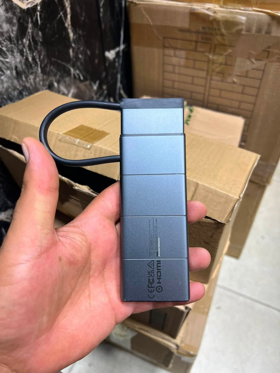 هذا Anker PowerExpand 9-in-2 USB-C Hub 🔥
الموديل اللي بالصورة هو  مخصص للماك بوك بس يشتغل على كل اللابتوبات.

التفاصيل الكاملة للبيع:

المواصفات - 9 منافذ + 2 مدخل Type-C
USB-C PD 100W = شحن سريع للابتوب
USB-C PD 100W = منفذ ثاني للشحن او الداتا
HDMI 4K@60Hz = شاشة خارجية بدقة عالية
USB-A 3.0 × 2 = 5Gbps لنقل الملفات
SD Card + Micro SD = للمصورين والمونتير
Ethernet RJ45 1Gbps = انترنت سلكي مستقر

المميزات
تصميم مزدوج Type-C = يركب مباشرة على MacBook Pro 14/16 انش بدون ما يتحرك
جسم المنيوم = تبريد ممتاز وما يحمى
Plug & Play = بدون تعاريف. يشتغل Mac + Windows + iPad
محمول وخفيف = تاخذه ويا بالجنطة

لمن ينفع؟
طلاب - موظفين - مصممين - مونتير 
يغنيك عن كل المحولات بقطعة وحدة

سعر القطعه 35 الف فقط
***********
