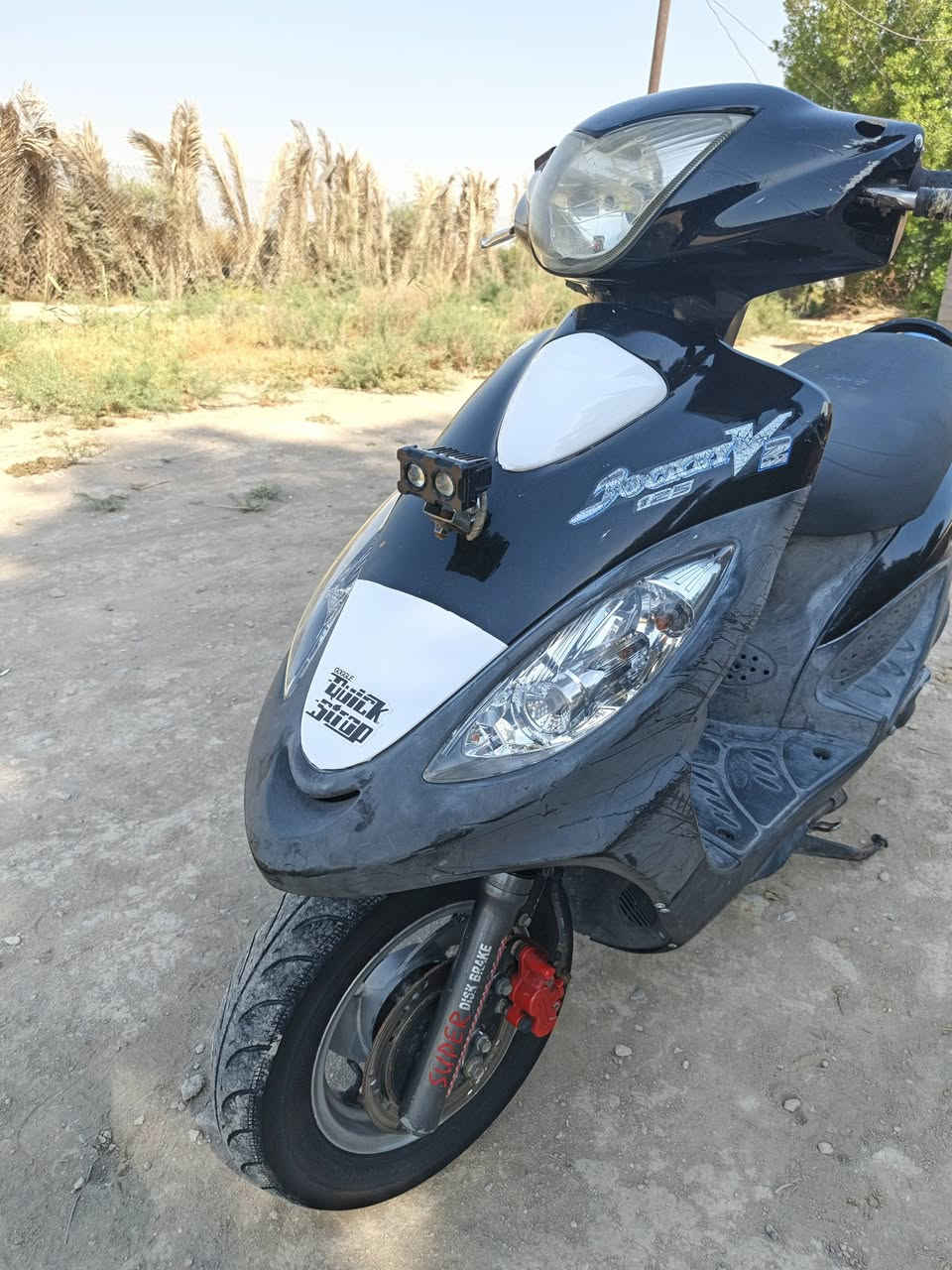 السلام عليكم
V2 للبيع مكفوله مكينه وشاصي 

وجه وصفاح رقم واحد  موديل ١٤ // ***********

السعر ٦٥٠ وبيه مجال مكاني رفاعي طريق ابو الماش
مو شراي لاتراسل
