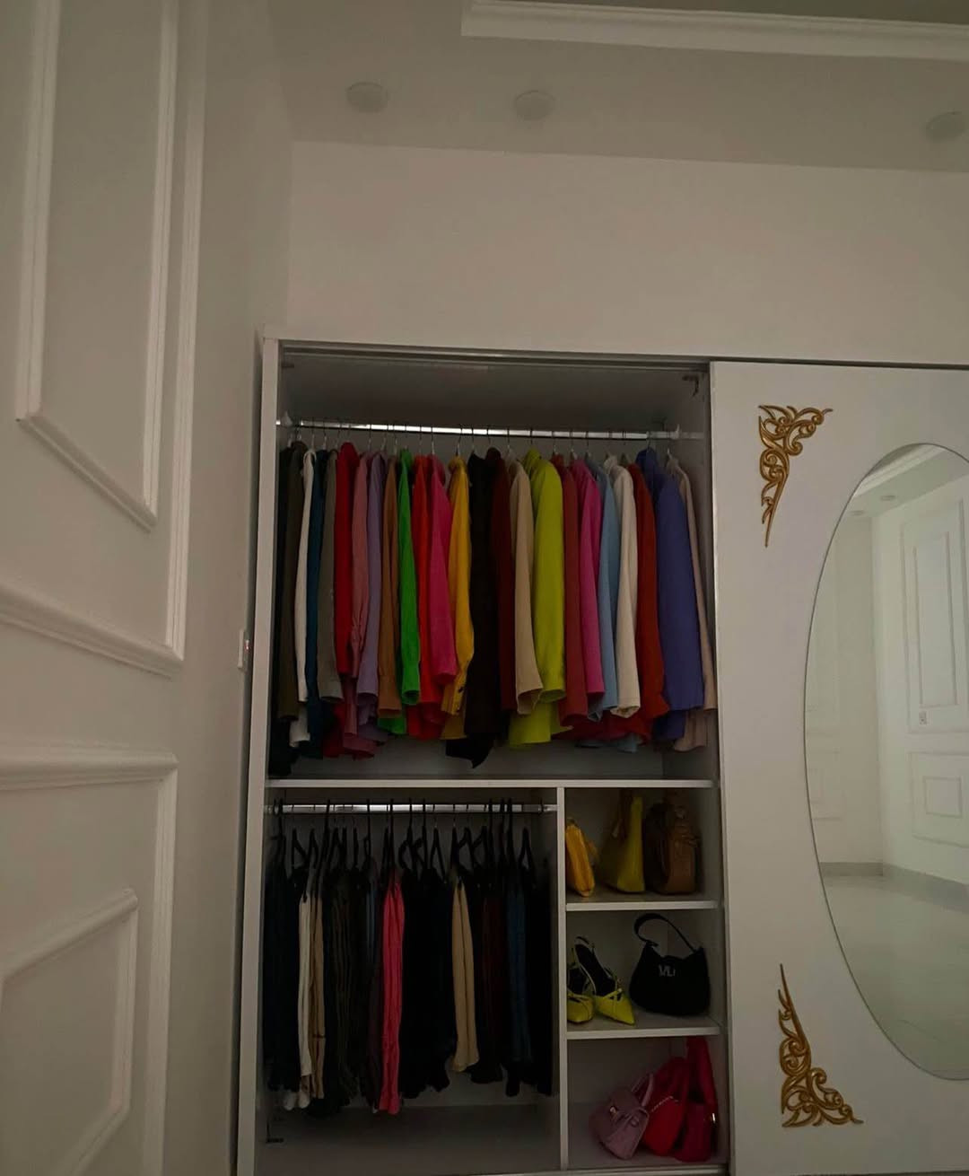 كنتور وسرير وميز مراية  مستخدمات فترة قصيرة و بحالة جيدة جداً ابيع منفرد و اذا كُلهن اسوي خصم

تفاصيل الكنتور :مثل مموجودة بالصور بابين كبار تقريباً الكنتور ٣ امتار ( الابواب مالتة ثنينهن موجودة بس اني موخرة واحد للجمالية) + دواخلة واضحة بالصور سعرة ٢٥٠

ميز المراية :تفصال خشب عراقي استخدامة اقل السنة   سعرة ٣٩٠
سرير  خشب عراقي يجي على شكل طبلتين منفصلات  سعر الوحدة  ٩٠ النجف, العراق


**إذا كنت صاحب هذا الإعلان وتريد حذفه لأي سبب، رجاءا أرسل رسالة إلى الدعم الفني**