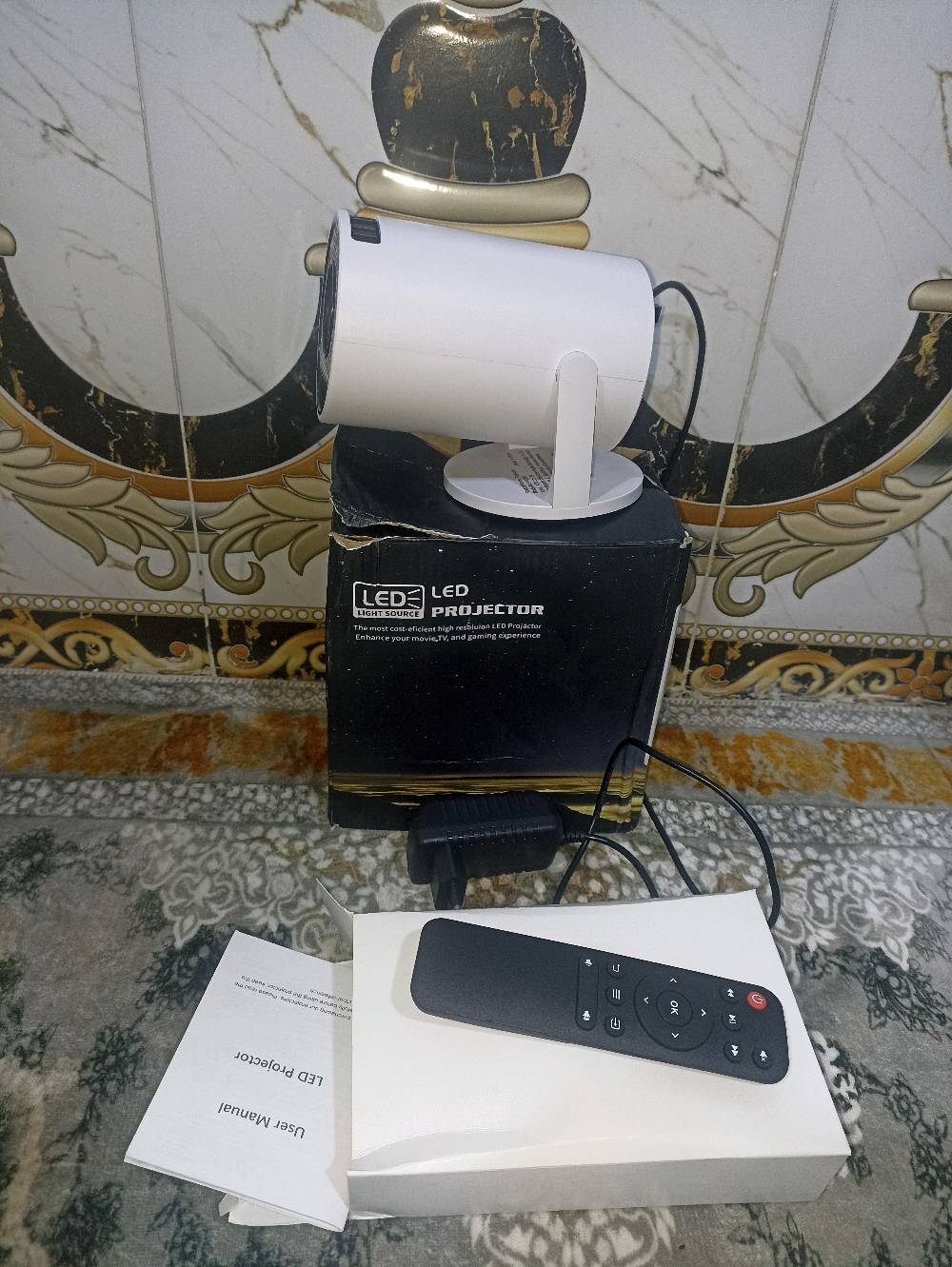 أنا أعرض مجموعة متنوعة من البضائع للبيع، تتضمن جهاز بروجيكتور LED بحالة ممتازة شامل صندوقه الأصلي والريموت، كرسي استرخاء مريح مثالي للنزهات أو حديقة المنزل، ماكينة حلاقة كهربائية مع ملحقاتها جاهزة للاستخدام، مسند سيارة متعدد الوظائف بحالة جيدة يحتوي على مساحة تخزين وأماكن للأكواب، مكواة بخار يدوية نظيفة وقوية للأقمشة، فرشاة شعر كهربائية تُسهّل التصفيف والتجفيف في آن واحد، مكواة كهربائية حديثة بحالة جيدة، منظار مع حقيبته لحماية العدسات وسهولة الحمل، وأخيراً مصباح طاولة بتصميم أنيق. جميع الأدوات بحالة ممتازة وجاهزة للاستخدام الفوري.