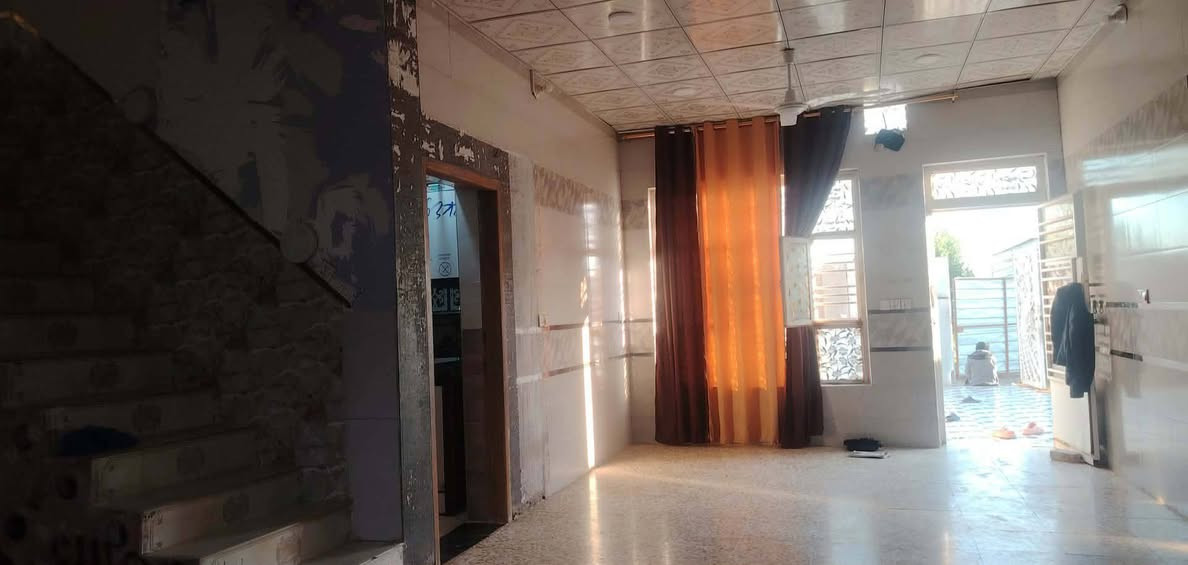 بيت ع طريق دغاره لديوانيه مساحته 300 متر بناء يحتوي على غرفتين وصاله استقبال مطبخ صحيات طارمه
***********
