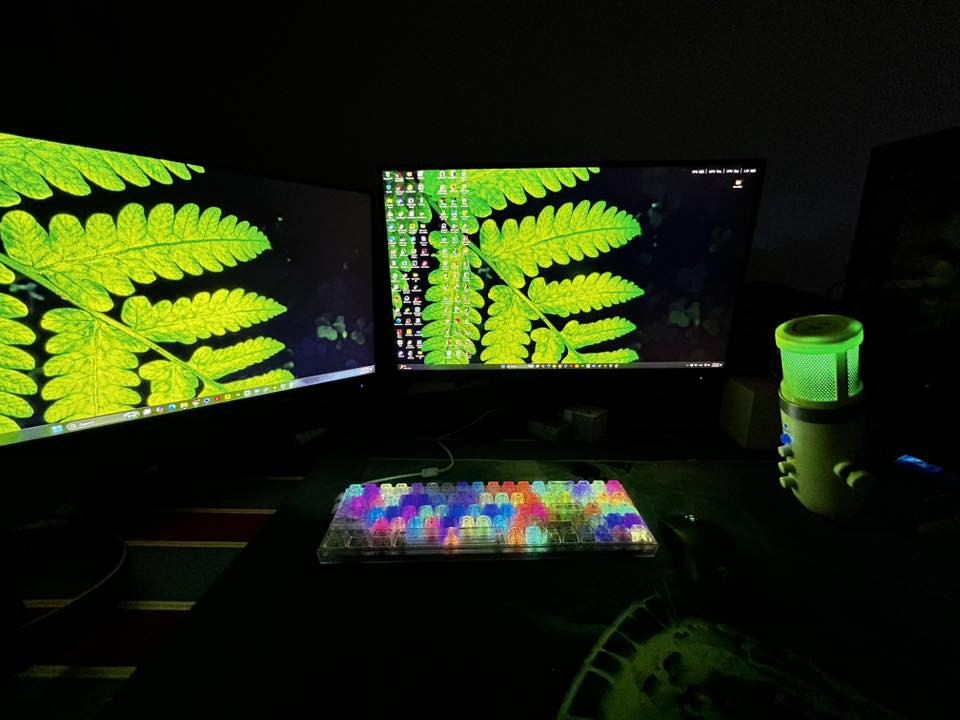 للبيع: سيت آب قيمينج متكامل (الوحش)
، "لقطة" للي يدور نظافة وأداء جبار. الجهاز متكامل من الإبرة للصاروخ، ما تحتاج تشتري وياه أي شي. استخدام حشمة ونظافة 100%.

🔹 مواصفات الكيس (The Beast):

• كرت الشاشة: GEFORCE RTX 4070 (أداء خيالي بكل الألعاب والمونتاج).

• المعالج: AMD Ryzen 7 5800X (8-Core Processor) - طيارة بالمعالجة.

• المذربورد: MPG X570 GAMING PLUS (فئة عليا للأداء المستقر).

• التبريد: Cooler Master الاحترافي.

• الرام: 16GB RAM.

• التخزين (مساحة عملاقة): مجموع 3 تيرابايت SSD (واحد 1TB والثاني 2TB).

• الباور سبلاي: 850W (طاقة كافية جداً ومستقرة).

🔹 الشاشات (Dual Monitors):

1. الرئيسية: GIGABYTE M27Q (دقة 2K، تردد 170Hz) - أفضل شاشة للألعاب.  

2. الثانوية: Acer KG251Q (للدردشة والمتابعة).

• إضافة: ستاند شاشة هايدروليك (يرتب لك الميز ويتحرك بكل الزوايا).

🔹 الملحقات والإضافات (Full Gear):

• الكهرباء: UPS Online mAXma MU901HF (حماية كاملة من انقطاع الكهرباء - ضروري جداً).

• الصوت: سماعة Astro A10 + مايكرفون احترافي مع ستاند خاص.

• التحكم: يده إكس بوكس (Xbox Controller) أصلية.

• الطرفيات: ماوس MSI + كيبورد MSI + ماوس باد كبير.

💰 السعر المطلوب:2,900,000 

وبي مجال بسيط 

📍 المكان: [كركوك]

📞 للتواصل: [***********] أو مراسلة الخاص.

ملاحظة: الجهاز كامل مكمل وشغال والشراي يجي يفحص ويتأكد براحته
