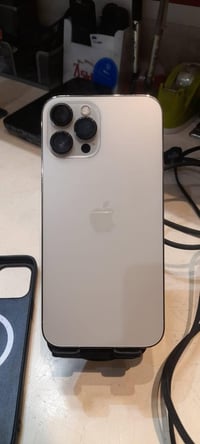 آيفون ١٢ برو ماكس • بطارية ٧٧% • رجفة بالكاميرا