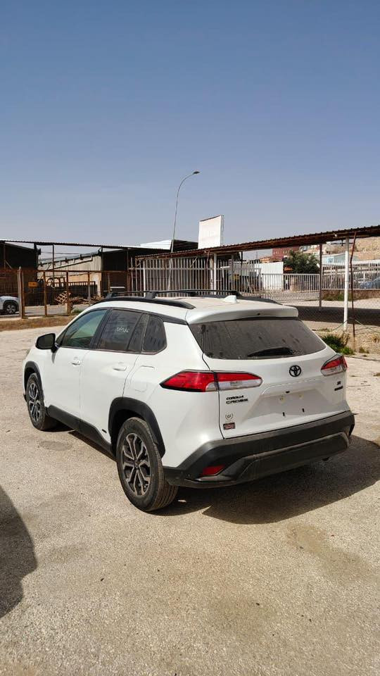 سلام عليكم تيوتا كروز موديل 2024وارد امريكي هايبرد محرك 2000 مواصفات SE فول ماعدى الفتحة شفتات بالستيرن 3 انضمة قيادة تحكمات ستيرن 4 ويل درايف وهواي بيها مواصفات الضرر بارد بخشم البنيد وصبغ الجاملغ الايسر ليس ضرر  لم يصل الجامرلغ مع السيارة وتم شراء لون ابيض بلادي ولكون الون لم يطابق اضطررنا للصبغه فقط بدون معجون السعر على ارضها 155$ تواجد السياره حاليا المنطقة الحره الاردن بأمكان المشتري ادخالها بكتاب شهداء او ادخالها حره حسب الرغبه يتم ادخال السيارة باسم المشتري رقم ***********  صور الحادث مرفق بلمنشور وسيارة حالياً مصلحه وجاهزه
