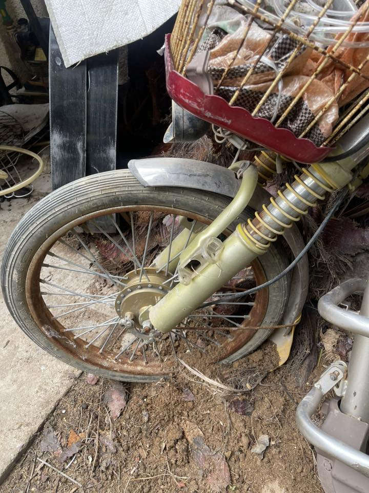 السلام عليكم دراجة شحن  ٥ باتري مشتغلة اقل السنة ومتروكة من ٢٠١٦ نقصها حاضن بطاريات وبطاريات ، وجوزة يمكن مال تشغيل ، سويجها وبصمتها موجودة . مكانها بغداد الجهاد 
ابيع كوم حديد 
حط سعرك واخذها 
***********
