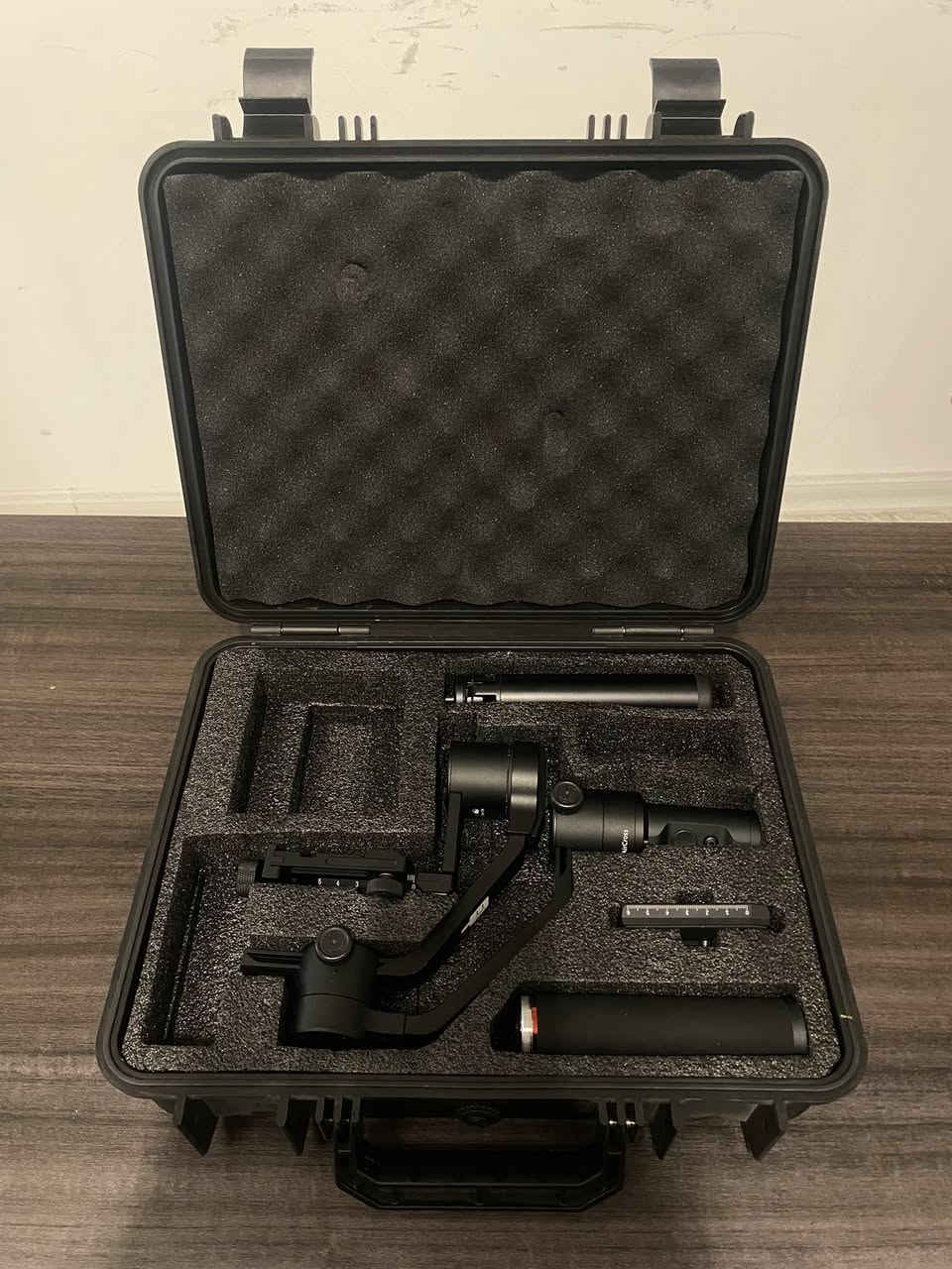 للبيع مانع اهتزاز للكاميرا والهاتف من شركة (ronin moza air) الجهاز نضافتة 100% مع كامل اغراضة للتواصل على الماسنجر او على الواتس اب (***********)
