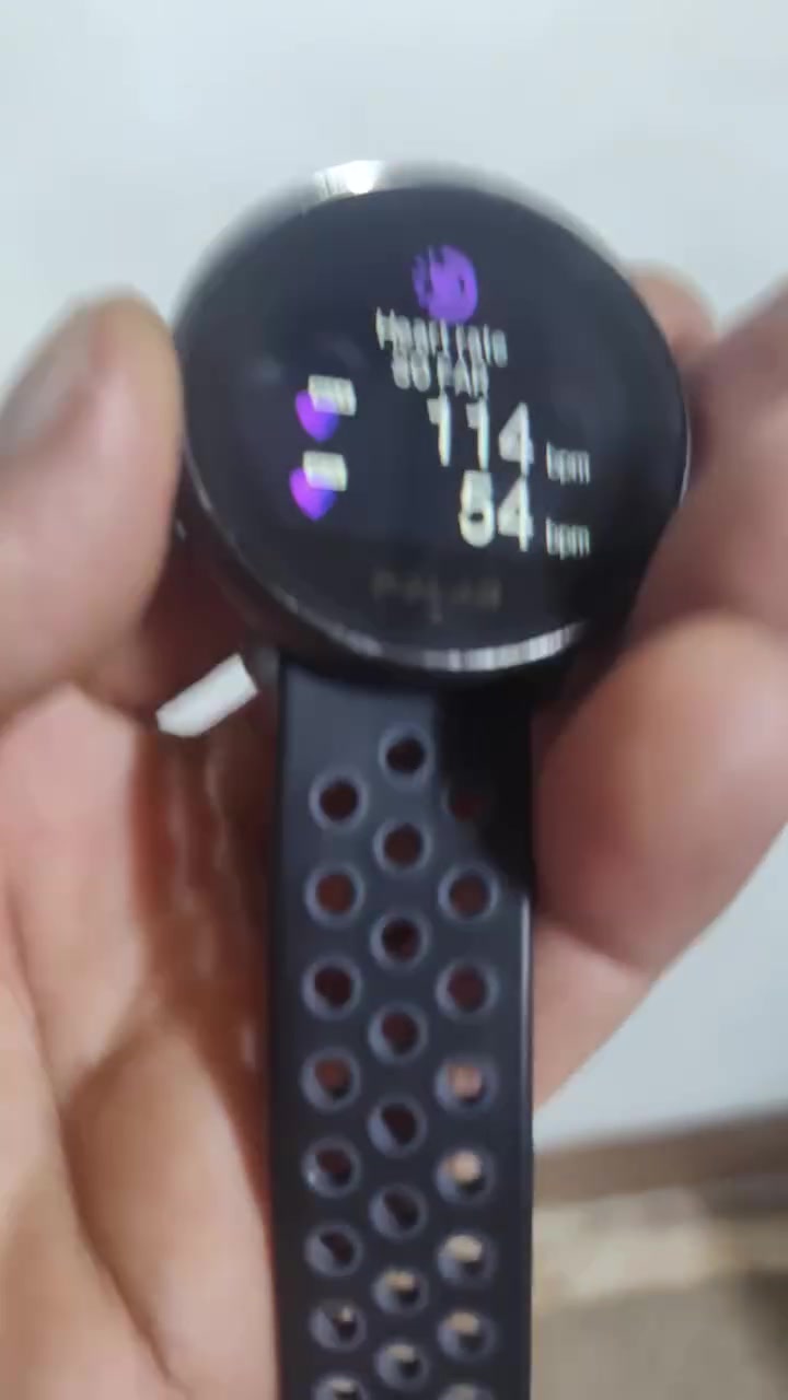 مواصفات ساعة بولر اجنايت 2
تعد ساعة Polar Ignite 2 ساعة ذكية وأنيقة مخصصة للياقة البدنية، وتتميز بوزنها الخفيف ومقاومتها للماء。 تشتمل الساعة على نظام تحديد المواقع (GPS)، ومراقبة دقيقة لمعدل ضربات القلب، وعمر بطارية يمتد حتى 20 ساعة في وضع التدريب المستمر。 [1, 2, 3]

المواصفات التفصيلية:

التصميم والشاشة:

الوزن: خفيفة الوزن ومريحة للارتداء اليومي وأثناء النوم.

الشاشة: شاشة ملونة تعمل باللمس بتقنية TFT مع مستشعر للإضاءة المحيطة (ALS).

المواد: هيكل مصنوع من البوليمر المعزز بالألياف الزجاجية وإطار من الفولاذ المقاوم للصدأ。 [1]

أجهزة الاستشعار والتتبع:

معدل ضربات القلب: تقنية Polar Precision Prime المدمجة في المعصم。

نظام تحديد المواقع (GPS): GPS مدمج، و GLONASS، و Galileo، و QZSS。 [1]

البطارية والطاقة:

السعة: بطارية بسعة 165 مللي أمبير (Li-pol)。

الاستخدام المستمر: تصل إلى 20 ساعة من التدريب (تشغيل GPS وقياس نبضات القلب)。

الاستخدام العادي: تصل إلى 5 أيام مع تتبع النشاط المستمر وقياس النبض。 [1]

المقاومة للماء:

مقاومة للماء حتى عمق 30 متراً (مناسبة للسباحة)。 [1, 2, 3]

الميزات الرياضية والصحية:

FitSpark: مرشد للتمارين اليومية الجاهزة بناءً على مستوى لياقتك。

Nightly Recharge: ميزة تقيس مدى تعافي جسمك من إجهاد اليوم أثناء النوم。

Serene: تمارين تنفس موجهة للمساعدة في الاسترخاء وتقليل التوتر. [1]

الربط والاتصال:

البلوتوث: تدعم تقنية Bluetooth Low Energy (BLE).

عناصر التحكم: إمكانية التحكم في تشغيل الموسيقى من الهاتف مباشرة。

الإشعارات: استقبال تنبيهات المكالمات والرسائل وإشعارات التطبيقات السعر 70الف مع شاحن وسيرين


**إذا كنت صاحب هذا الإعلان وتريد حذفه لأي سبب، رجاءا أرسل رسالة إلى الدعم الفني**