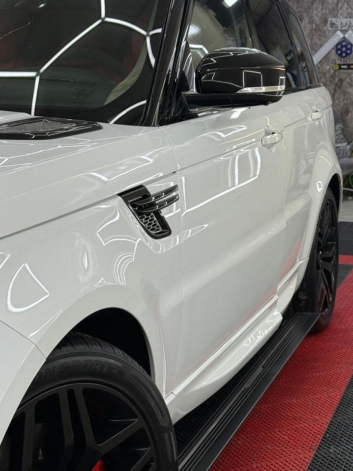 ⚔️RANGE ROVER - SPORT- AUTOBIOGRAPHY⚔️
السعر 27 الف 

📦رانج روفر سبورت دايناميك 2014🪬

وكالة شركة سردار  و مكفول كفالة عامة  

للاستفسار اتصل :- *********** 📞

مكان السيارة :- بغداد 

الموديل :- 2014 

اللون :- ابيض سقف اسود 

المحرك :- V8 بانزين سوبرجارج المرغوب 

العداد :- 100 الف حقيقي 

المواصفات فول فول 

:- بصمة :- بانوراما :- سقف كنتارا :- كاميرا 360 درجة :- رادار جانبي :- جكات  :- ابواب سحب :- صندوق جك :- دوسات كهرباء :- فور ويل 4✖️4 :- ستيرن تدفئة :- كشنات تدفئة + تبريد :- 3 شاشات :- كشنات جلد احمر :- كشنات الخلفية تدفئة :- لايتات زينون :- حساسات:- نظام صوت Meridian 

وبعد بيها المواصفات المعروفة 

السيارة جاهزة وبشرط 

عليه ادامه من كل النواحي برغي مابيه نقص 

تراي مال زيرو شرط الفحص 

رقم سليمانية تحويل او وكالة
