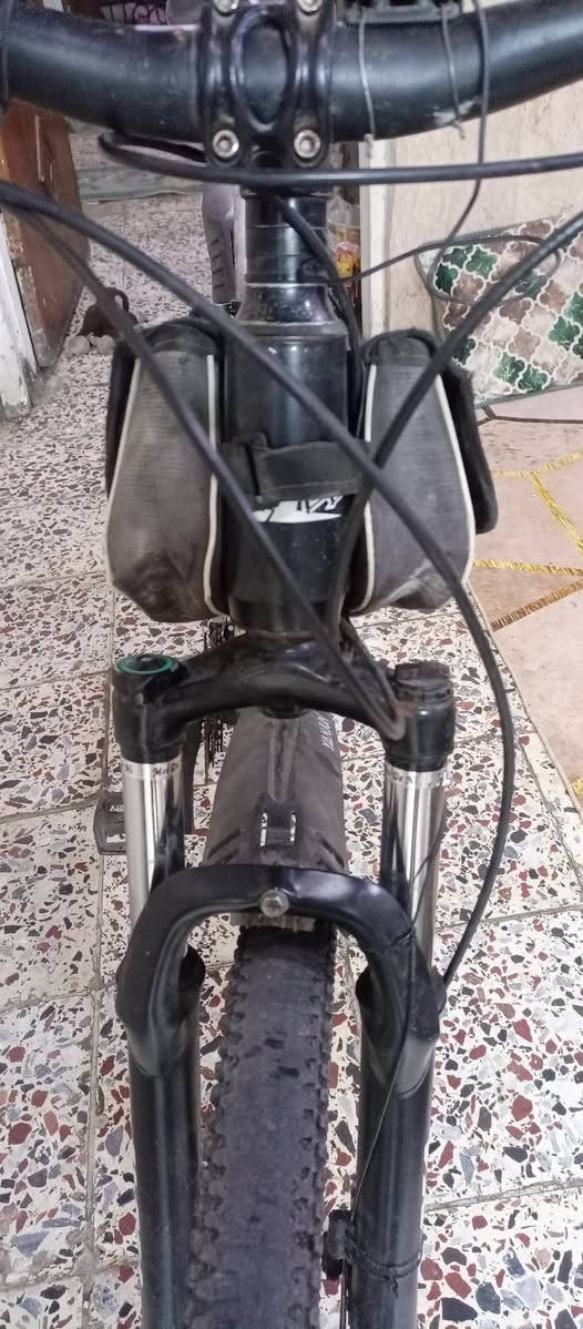 السلام عليكم بايسكل للبيع افا جبلي نضيف ويا ملحقات عداد سرعه وجنطه ووحامله تلفون حجم 26 وبريكات شغاله وبدالات شغلات السعر 90 وبي مجال الاستفسار على هذا الرقم *********** والمكان قرب جامع براثا
