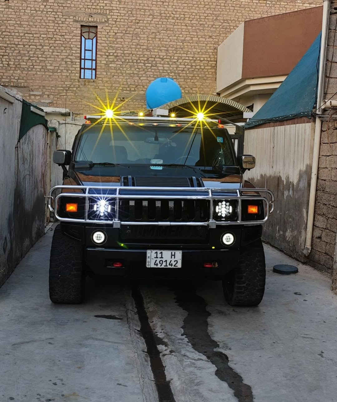 🦅 الوحش الأمريكي للبيع: همر H2 موديل 2003 🦅
⚠️ رجاءً حبايب.. اقرأ المنشور كامل وتفاصيله قبل ما تدخل خاص أو تتصل، كل شيء مشروح وواضح.
السيارة استخدام شخصي، متعوب عليها ومعدلة بترتيب راقي جداً جاهزة شلع قلع ومحتاجة بس شراي يعرف قيمة النظافة والإضافات.
🛠️ المواصفات الميكانيكية والعامة:
المحرك والجير: حجم 6100 (6.1L)، مكفولات كفل عام وشرط الفحص.
التبريد: ما شاء الله (ثلج ومكفول) ❄️.
البدي: بدون أي ضرر نهائياً، السيارة مصبوغة حزام فقط للجمالية قبل اقل الشهر من طلعت من الفرن حته بعدني ممبولشها
 (القمّارة بلادية بس بيها جرد طبيعي).
الرقم والسنوية: رقم بغداد باسمي، التحويل ثاني يوم مباشرة، السنوية مجددة لغاية 2030.
الموقع: ديالى - بعقوبة.
✨ الإضافات والترتيبات المميزة (صرف وتعديل):
نظام التشغيل الذكي: منظومة بصمة + تشغيل عن بُعد (عدد 2 بصمات)، وتشتغل أيضاً عن طريق تطبيق خاص بالتلفون (فتح، قفل، وتشغيل عن بُعد).
التايرات والويلات: تخم تاير جديد زيرو (إنتاج 2026) سعره 8 ورقات، راكب على ويل حجم 22 (تو سايز).
الشاشة والكاميرات: شاشة أندرويد فول مواصفات (سعرها ورقتين) مدمج وياها نظام كاميرات 360 درجة (رؤية محيطية كاملة).
الإنارة: سستم إنارة كامل فوق القمّارة على الراك (Roof Rack).
الصوت: سستم صوت عالي ونقي جداًماركة JBL + دمّام.
الوقود: مجهزة بمنظومة غاز حديثة سعة 80 لتر (اقتصادية وراحة بال).
مواصفات إضافية: مرايا قلاب بلادية + نظام مراقبة ضغط الإطارات الذكي.
💰 السعر والتواصل:
السعر : 190 ورقة (19,000$).
للاتصال والاستفسار (للجادين فقط): 📞 ***********
ملاحظة: السيارة للمستخدم والي يدور هيبة ونظافة، كل شيء مشروح بالمنشور .تحياتي للجميع
