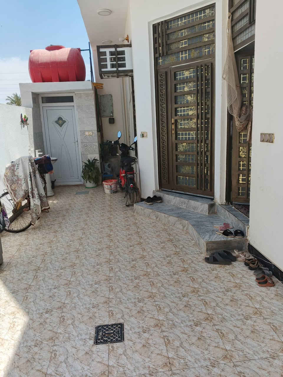 دار للبيع في منطقة أم العظام طابو زراعي سند 25 على سدة ديالى منطقة متكاملة الخدمات مساحة البيت 150متر مربع واجهة 10متر وانزال ١٥متر السعر 77مليون بي مجال قليل رقم الهاتف ***********
