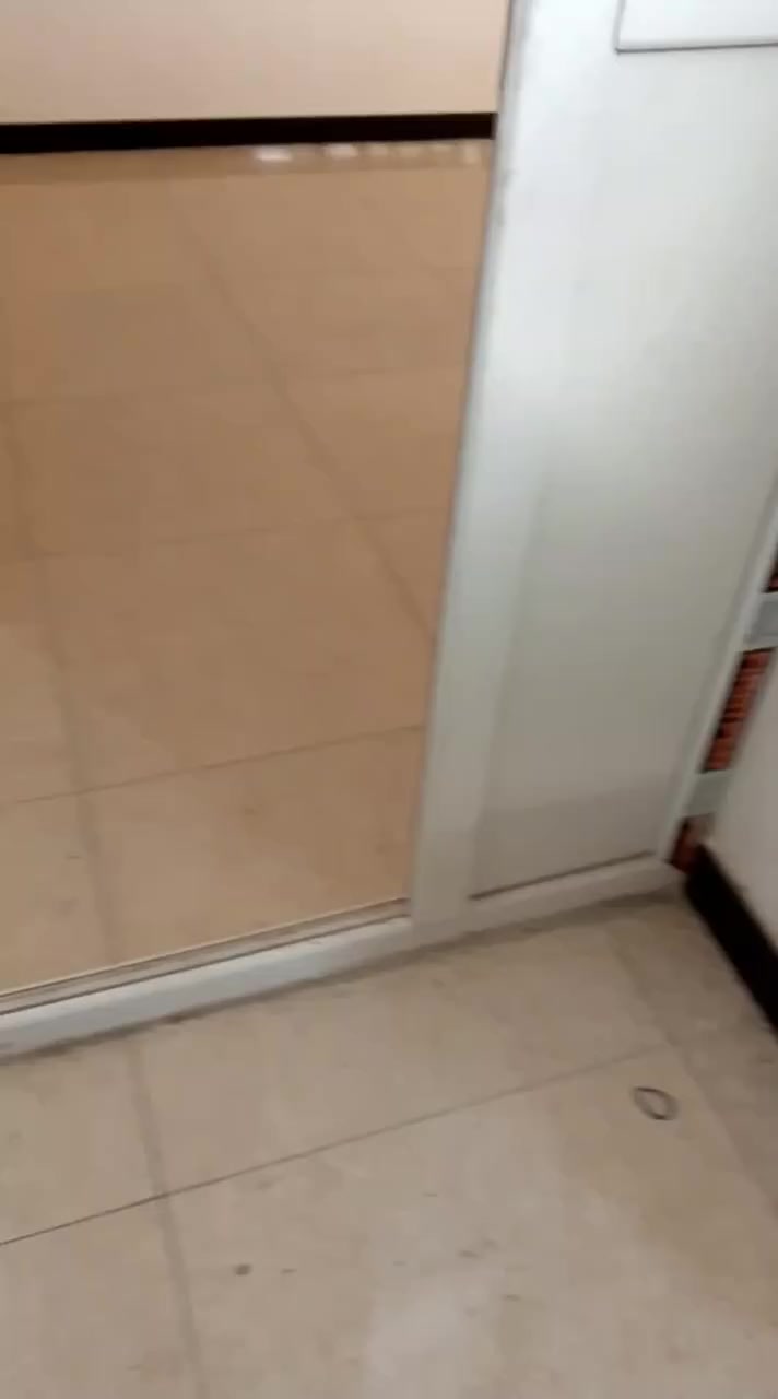 متوفر مشتمل طابق ثاني معزول للايجار مساحه ٥٥متر غرفتين نوم ومطبخ وحمام وبلكونه وسطح بشارع الضغط   خامس فرع من شارع خوله  بناء نظيف وجديد ونفه لان قريب علشارع منطقه خدميه كلشي اكو يمك الإتصال بالرقم ***********
