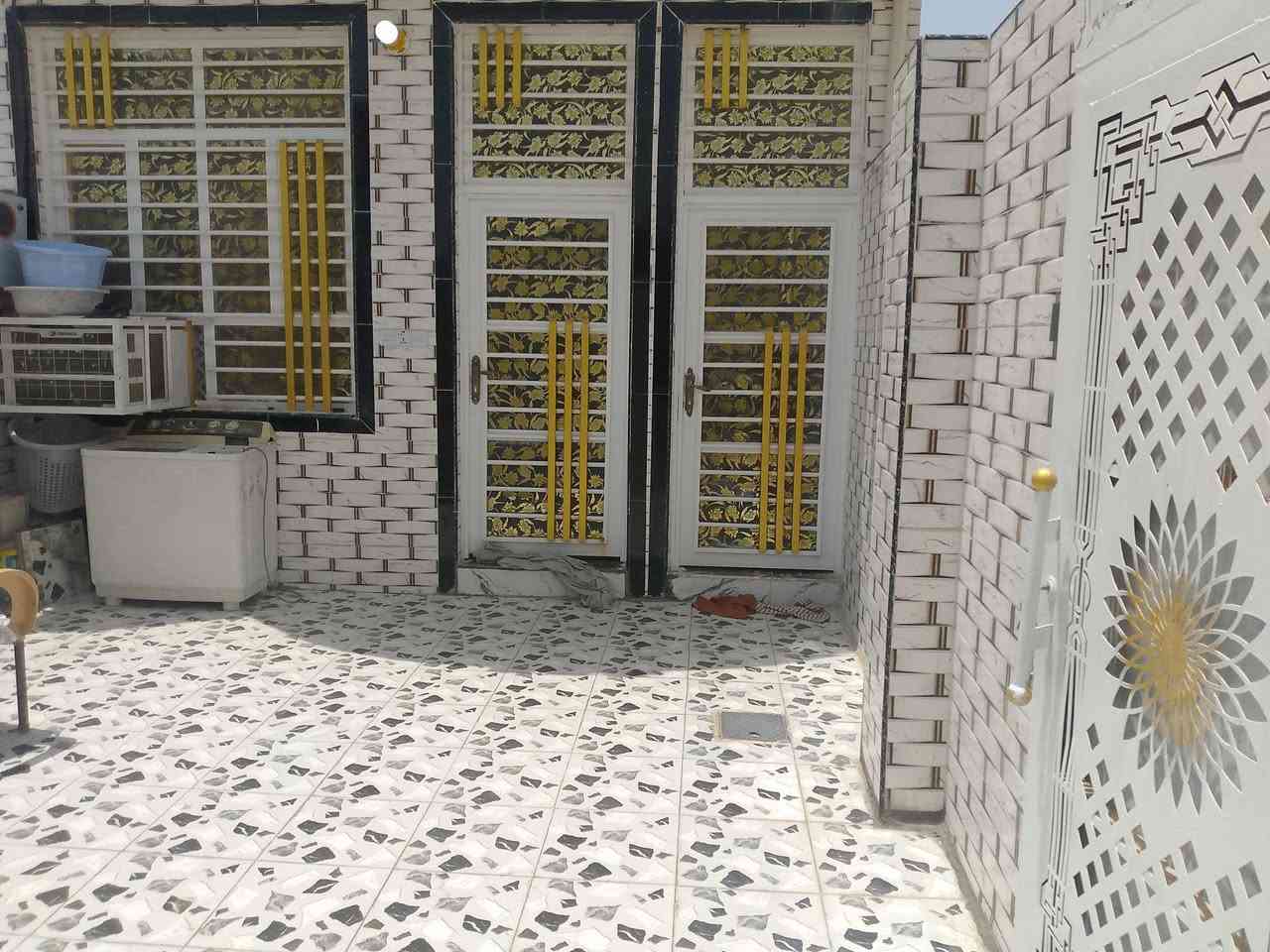 سلام عليكم بيت للبيع حله ابي غرق في حي المرتضى قرب المدرسه الخلق العضيم مساحة البيت 100السعر65اي ستفسار***********
