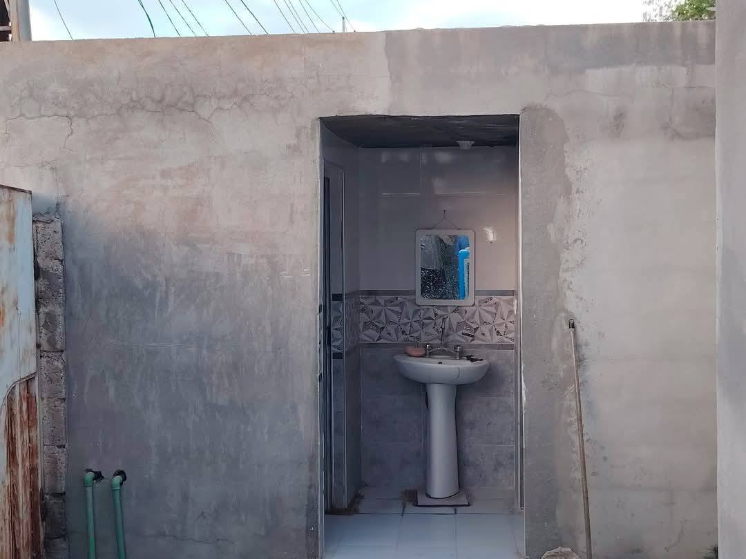 بسم الله الرحمن الرحيم

دار للبيع مع قطعة ارض مجاورة للدار الموقع حي الوحدة فرع الجملون وسط السكن والخدمات المساحة ٤٥٠ متر الدار يتكون من استقبال ٦ × ٤ ومطبخ ٤ *٤ غرفتين نوم مساحة كل ٤ * ٤ مع كراج سيارة وصحيات الاستقبال الارضية سيراميك وباقي الدار صب عادي نظيف بناء حديث  ٠٠٠ السعر المطلوب 55 وبي مجال ابيع البيت وحد وقطعه وحد الي يريد  متواجد خاص او اتصل ***********
