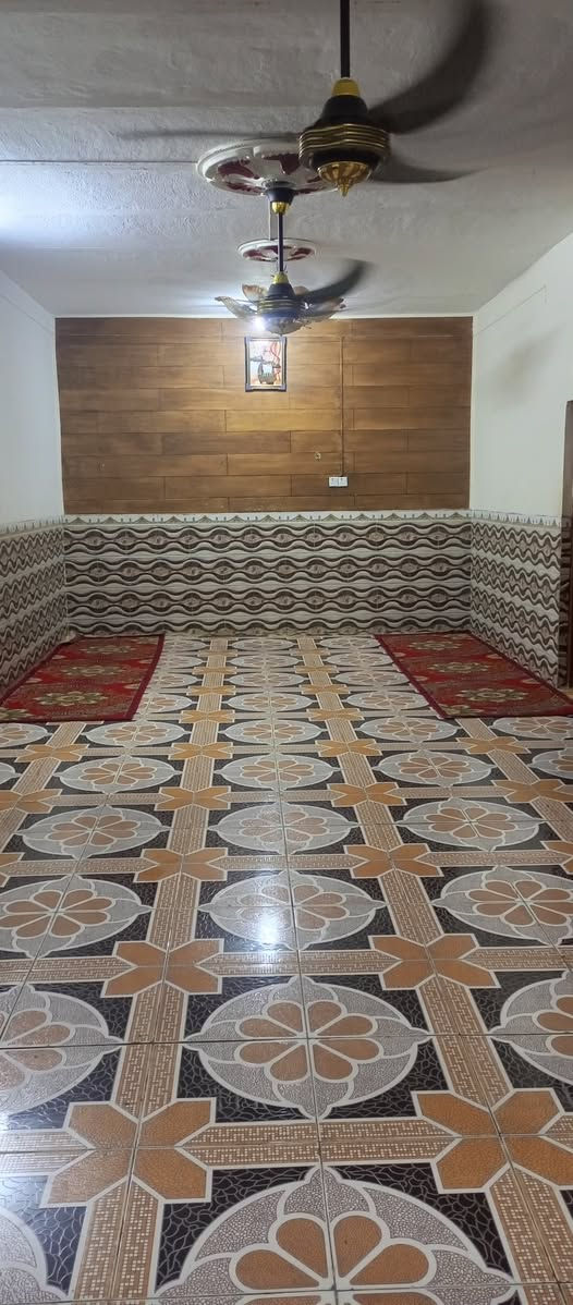 سلام عليكم بيت للبيع في المدثره قرب الصيطره مساحت البيت 400 متر  زراعي غرفتين وصاله وديوانيه ومطبخ وصحيات بره وجوه وحديقه جبيره هذا رقمي الاستفسار ***********
