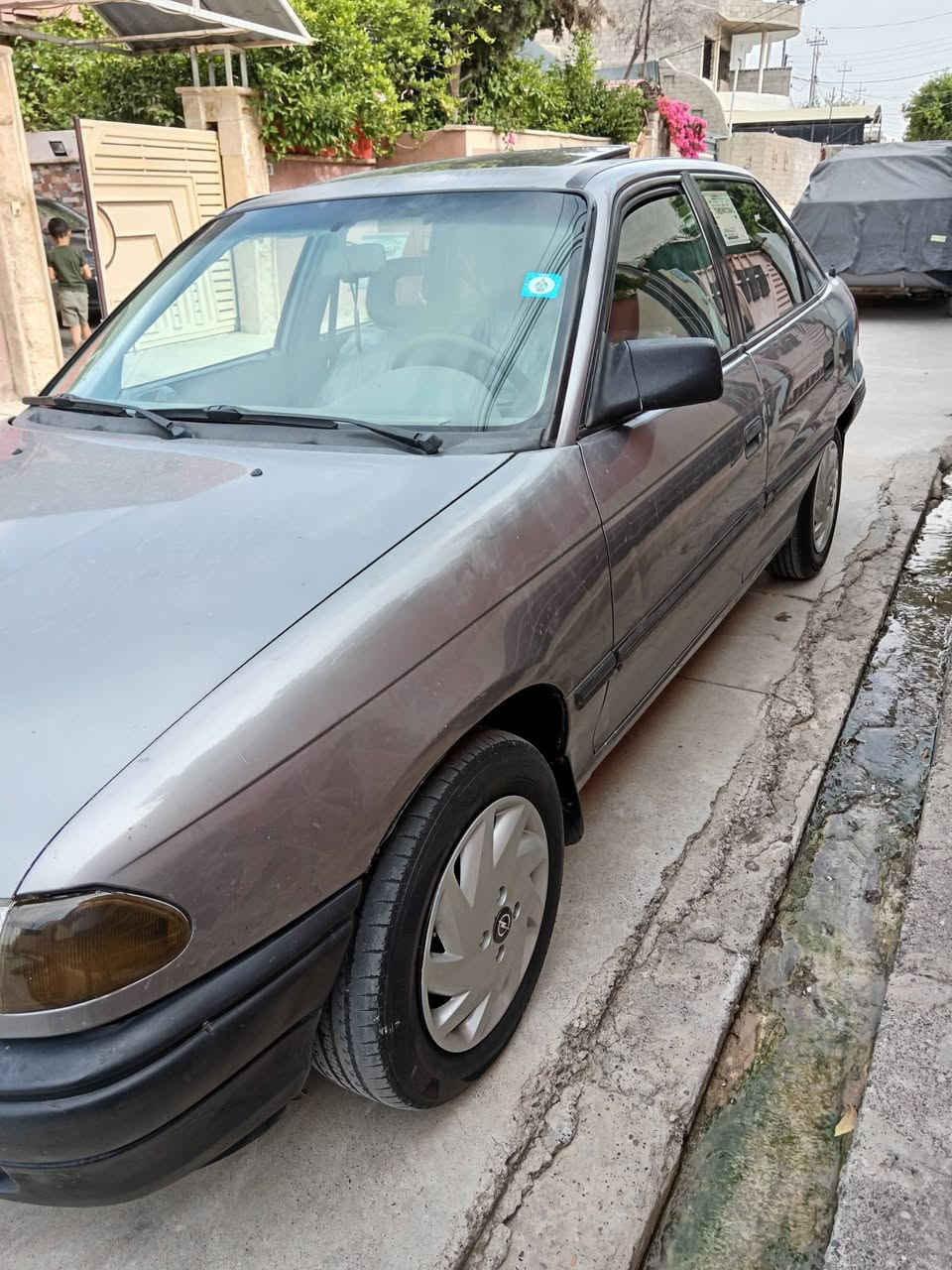 استرا للبيع موديل ٩٣ كير محرك شرط تبريد يحتاج بانكه كومبريسر شغال بدون صبغ  كير اتوماتيك تفاصيل أكثر تصل *********** سعر ٥٠ بي مجال
