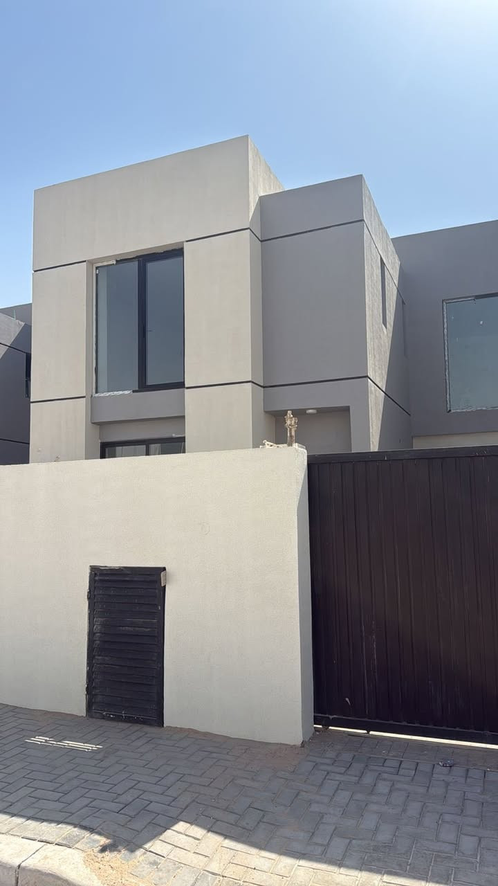 بسم الله الرحمن الرحيم
يتوفر بيت للبيع في مجمع الصفا السكني 
الزون الاول 
جاهز للسكن 
مساحة ٢٠٠ متر 
طابق  ونص 
٣ غرف نوم 

يحتوي على اقساط ٩٣ مليون 
للاستفسار اكثر الاتصال بالارقام 
***********
*********** 
ابو مهدي الفريجي للعقارات
