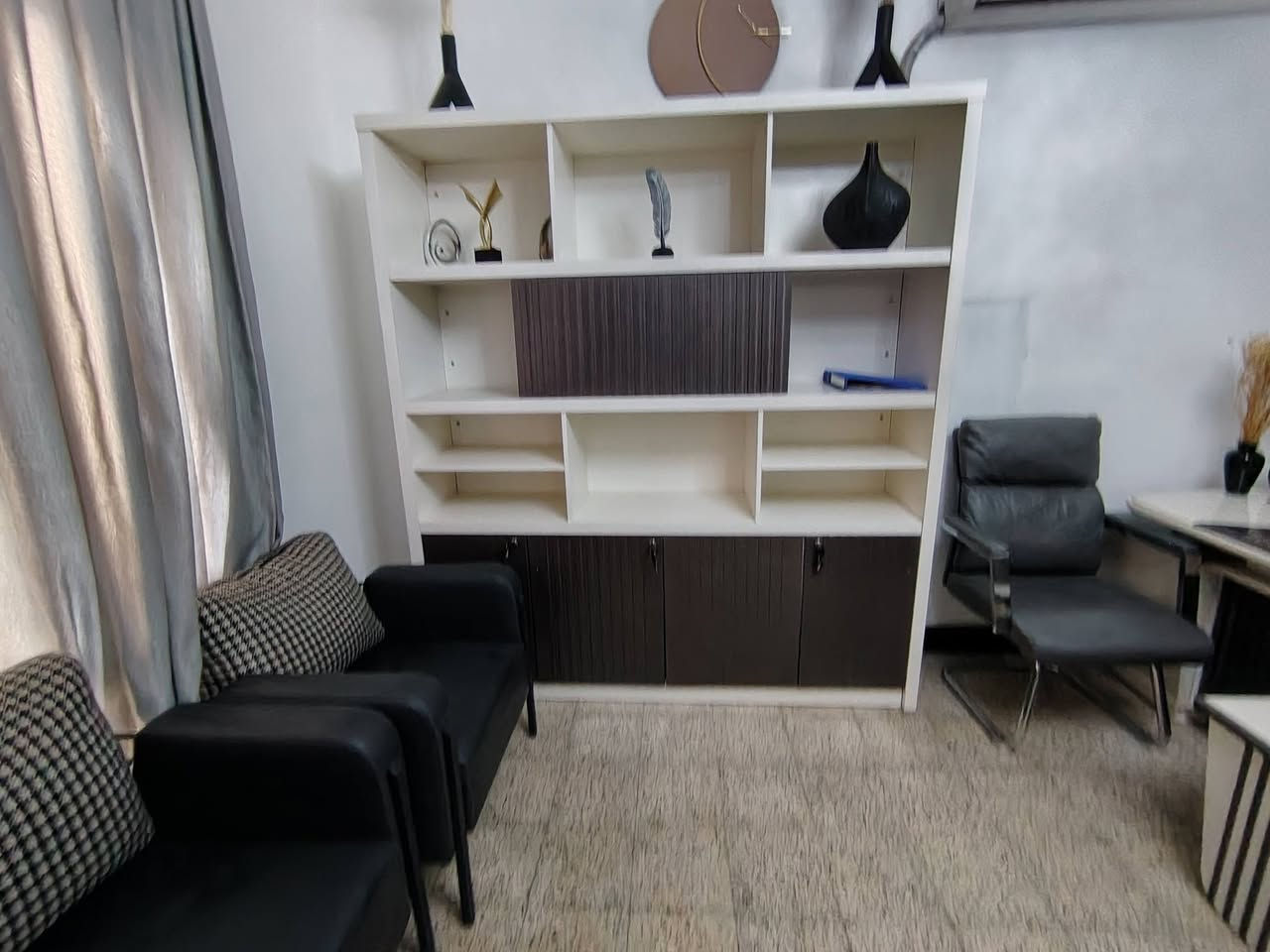 اثاث مكتبي للبيع جديد مستعمل شي بسيط للاستفسار ***********
