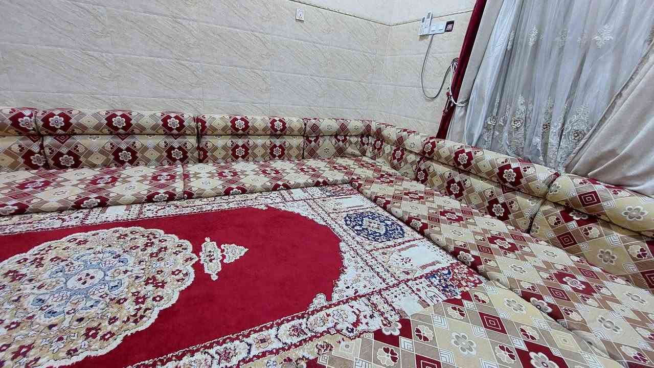 جلسة عربية (ديوان) نظيف جداً.

مستخدمة موسم واحد فقط وبحالة ممتازة (نظيفة جداً والشوف أحسن دليل). ألوانها زاهية وجميلة مثل ما موضح بالصور.
​العدد: تتكون من 7 دواشگ كاملة.
​قياس الدوشك الواحد( تقريباً 2 متر).
​ مع (مساند الظهر) عدد 12
ومساند ضهر وزاوية عدد2 .
تچوات عدد 6
​القماش والاسفنج بحالة ممتازة، خالية من أي عيوب.
​السعر:  (190 ألف).
​العنوان: النجف الأشرف - الكوفة - حي ميسان - نهاية شارع الكيات.
*********** النجف, العراق
