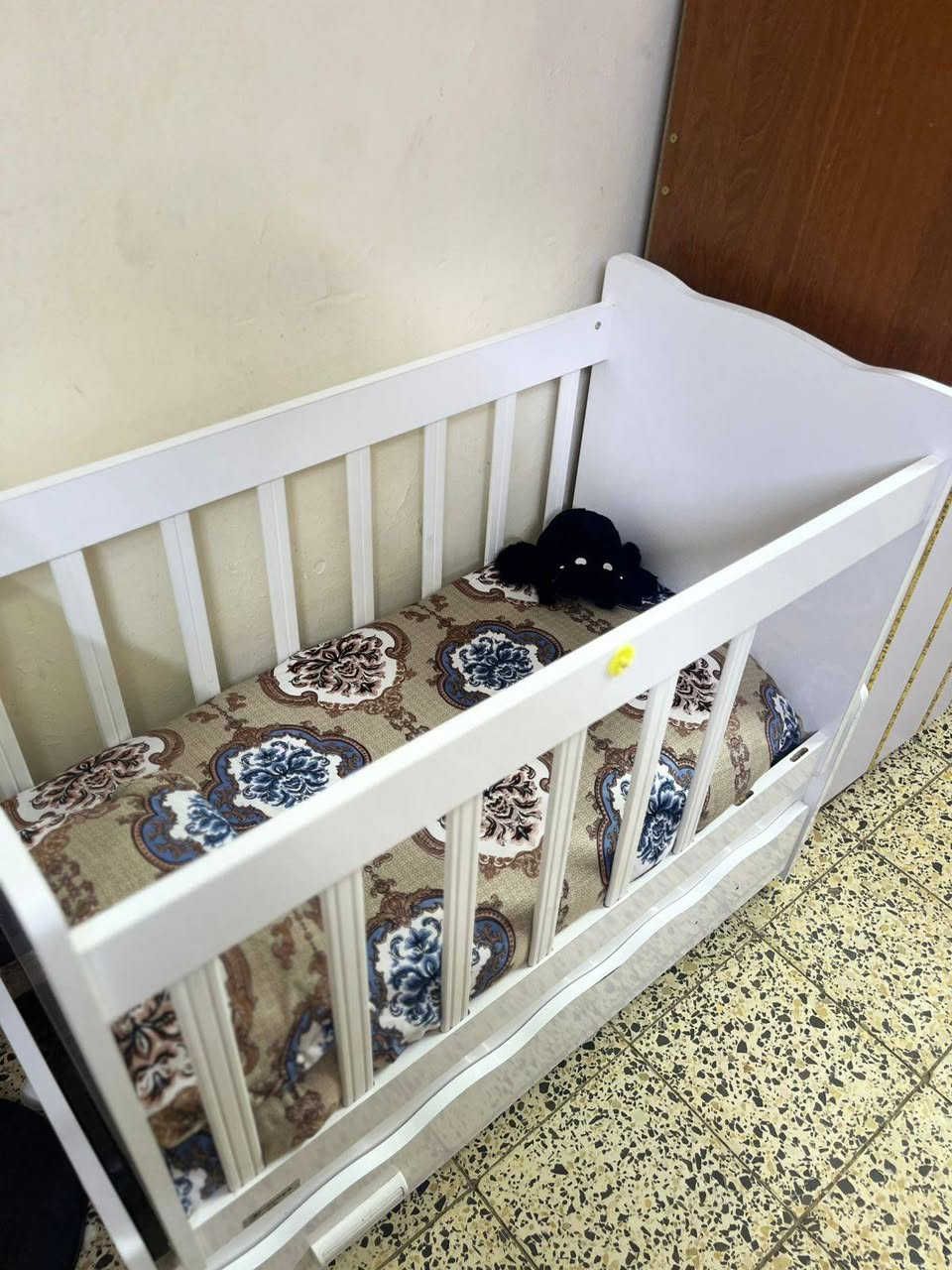 سرير طفل 👶 هزاز لونه ابيض نضيف كلش سعره60 الف مكاني بلمهندسين ***********
