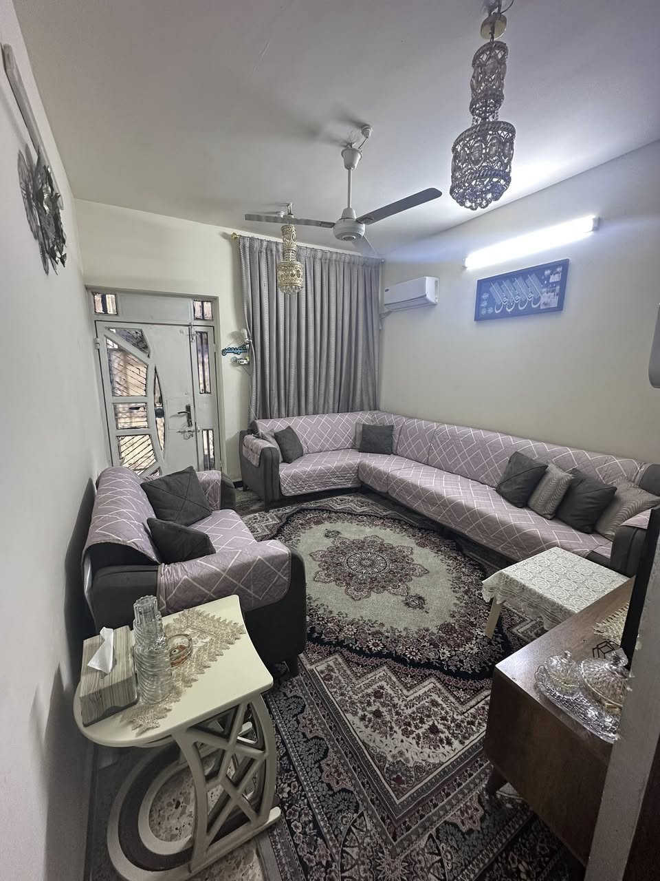 دار للبيع
الاعظمية راغبه خاتون فرع روتانا سنتر 
المساحة 60م 
بناء سنة 2015  مسلح 
يحتوي 
استقبال 
3 غرف نوم 
2 حمام 
مطبخ + حولي 
منور صغير 
للاستفسار مع صاحب البيت مباشر ***********
