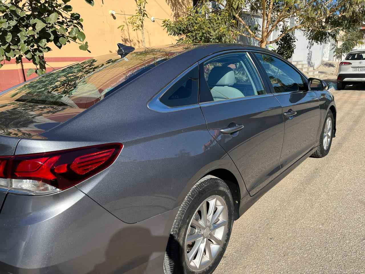 السلام عليكم سيارة سوناتا ٢٠١٨ وارد أمريكي محرك ٢٤٠٠ GDI ماشية ٩١الف ميل رقم نجف انكليزي بأسمي السنوية لغاية ٢٠٣٠ حادثها بنيد مصبوغ مع الجاملغ الايمن الامامي معدل بدون صبغ حادثها بدون دواخل مواصفات SE السيارة بلادية جاهزة من كل شي محرك و كير وضع الشركة ما مفتوحات 
السعر ١٤٠ 
رقم تلفون صاحب السيارة *********** النجف, العراق
