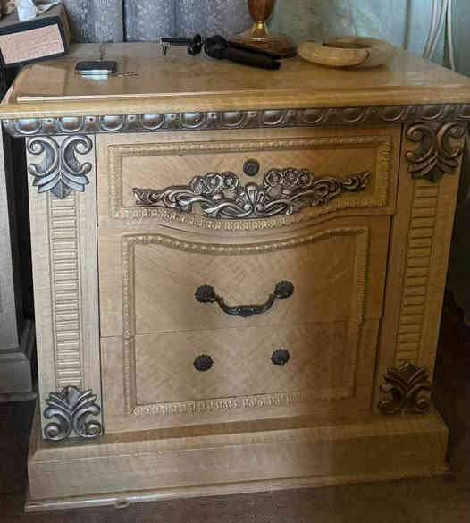 غرفة نوم ملكية للبيع
نوع الخشب ماليزي 
عدد القطع ٧ قطع كامل ملحقاتها
بدون حادث بدون شخط كلين
للاستفسار اتصال ع رقم 
***********
مكاني ال٦٠٠ صليخ شارع شيف علاء
سعر ٧٠٠
