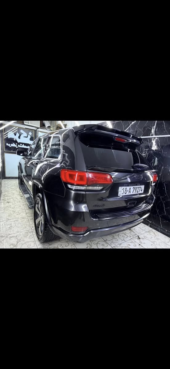 للبيع 🚗  

جيب كراند شيروكي موديل 2016  
فول مواصفات عدا الفتحة  

المواصفات:  
- محرك 3600 V6 مكينة GT قوي واقتصادي  
- كير اوتوماتيك 8 نمر (نقلات ناعمة وقوة عالية)  
- شفتات تبديل سرعات على الستيرنغ  
- تحكمات ستيرنغ كاملة (صوت، اتصال، مثبت سرعة)  
- شاشة معلومات وترفيه  
- كاميرا خلفية  
- حساسات خلفية  
- دفع رباعي 4×4 مع نظام اختيار نوع الطريق  
- تراكشن كنترول  
- مانع انزلاق  
- بصمة تشغيل  
- مرايا كهرباء  
- زجاج كهرباء  
- مقاعد كهرباء  
- تحكم دبل بالمكيف    
- جنوط وكالة  

الحالة:  
- حدادية جديدة  
- بوليش جديد  
- السيارة مصبوغة عالأثر كم قطعة  
- مكفولة من القلب لا غرق ولا حرق  
-تبريد ثلج منضومه جديده كامله 
-راديتر جديد 

السيارة قوية ومريحة بالطريق  
كير 8 نمر يعني صاروخ 🔥 

للبيع او مرواس 

***********
