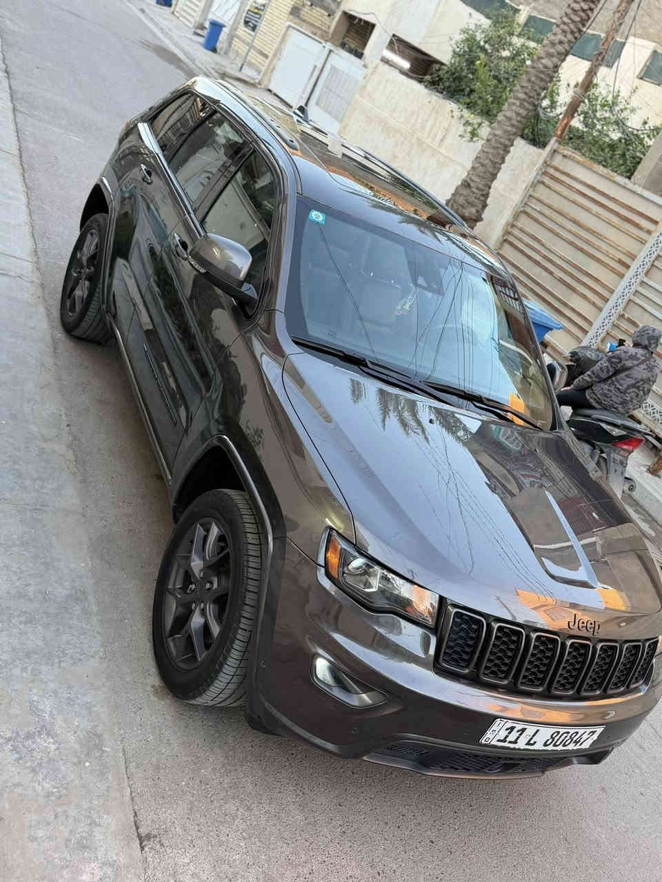 السلام عليكم للبيع جيب كراند شيروكي 2021
ثمانينيهthAnniversary80 من النسخ النادره بالعراق السياره كله مختمه 
السياره فول مواصفات معروفه مواصفات لثمانينيه
📌رادار النقاط العمياء بالمري الجانبيه ولمرايه قابله للطي وقلابه عند الرجوع وتعتيم ذاتي وتدفئه بالجوانب
📌رادار امامي وتحديد مسار وقياده ذاتيه 
📌اوتو ستوب ستارت انجن 
📌حساس امامي وخلفي وجوانب
📌اوتو بارك اصطفاف تلقائي
📌تنبيه الحوادث والفرامل التلقائيه(تنبيه تصادم)
📌شاشه وسطيه 8.4انج الكبيره مع ابل كار بلي وايفاي والكثير من الاوبشنات وشاشه اعطال كبيره
📌مقاعد اماميه تدفئه تبريد والمقاعد الخلفيه تدفئه واكيد المقاعد جلد وكهرباء المقاعد كل الحركات وستيرن تدفئه وكهرباء وخزن ميموري المقاعد
📌صندوق خلفي كهرباء مع حساس فتح 
📌مرايه وسطيه وجوانب تعتيم تلقائي يعني ل3تعتيم
📌 السياره بانوراما ويل السياره حجم 20+ انظمه قياده كثيره
📌كشافات ولايت عالي ناصي عدسات زينون
📌السياره مسويله سرفس كامل قبل ايام صدر كله جديد تايرات جديده بانزين كله سوبر ومحسن ذاب عليه 15ورقه صيانه حتى كل الزيوت مبدله بيه تاخذها متذب عليه ربع 
📌السياره حادثه خلفي شويه من الجاملغ وقبغ الجنطه وبالعراق بيها ضربه بالصفحة الخلفيه الثانيه بدون  دواخل بدون ايربالك يعني السياره بجمها كبس 
السياره رقم بغداد انكليزي الجديد باسمي مكان السياره غزاليه 
‏***********
