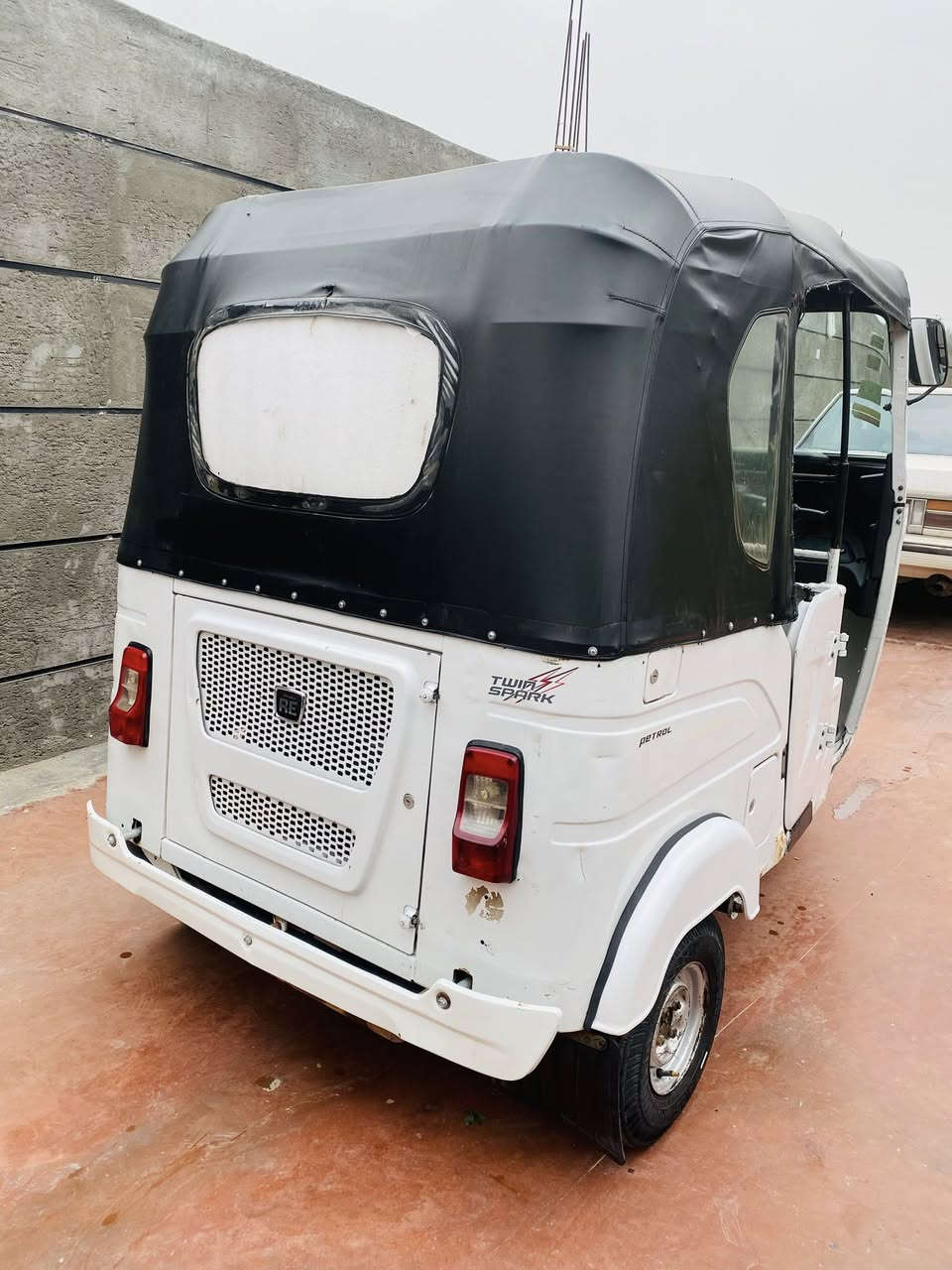 السلام عليكم تكتك للبيع مديل 22 شهر 10 رقم وسنويه
 تكتك كفاله ماعده طخه بل بك لايت الوره 
 مكينه مكفوله لا تنقيص ولا تبخير  
تكتك نضيفه مال خبزه 
سعر 8100 وبيها مجال بسيط 
مكاني بغداد قرب الشعب 
رقم الهاتف ***********
