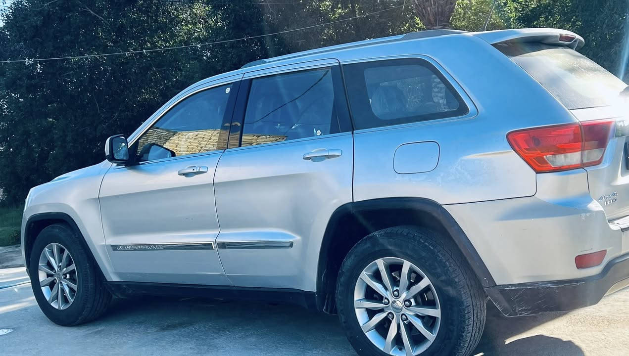 البيع جيب لاريدو مديل 13 متومه رقام وسنويه سياره حاويه كارتون جديدئ كفاله من الكص ومن كلشي مكينه وكير كفاله مكينه 6 سلندر شاشه كامره دواره سياره جاهزه عله اخر وإني خادم سعر 73 وبيه مجال وبخدمت الشراي ***********
