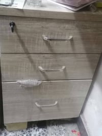 للبيع فاترينات جام ارضيه وجداريه مع كومدي صغير ثلاث جرارات عنوان الشعب...