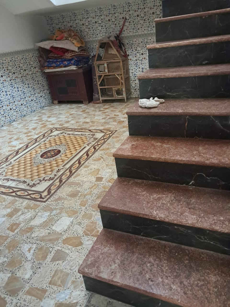 سلام عليكم بيت للبيع  بغداد المعامل بستان سامي مقابل رضاء عويد شارع الصيدليه مساحه 250م خدمات كامله بيت قاطين بيه ستقبال +مطبخ + 6غرف نوم  مابي كل نقص   》الاستفسار اتصل *********** ابو عدي الدراجي

